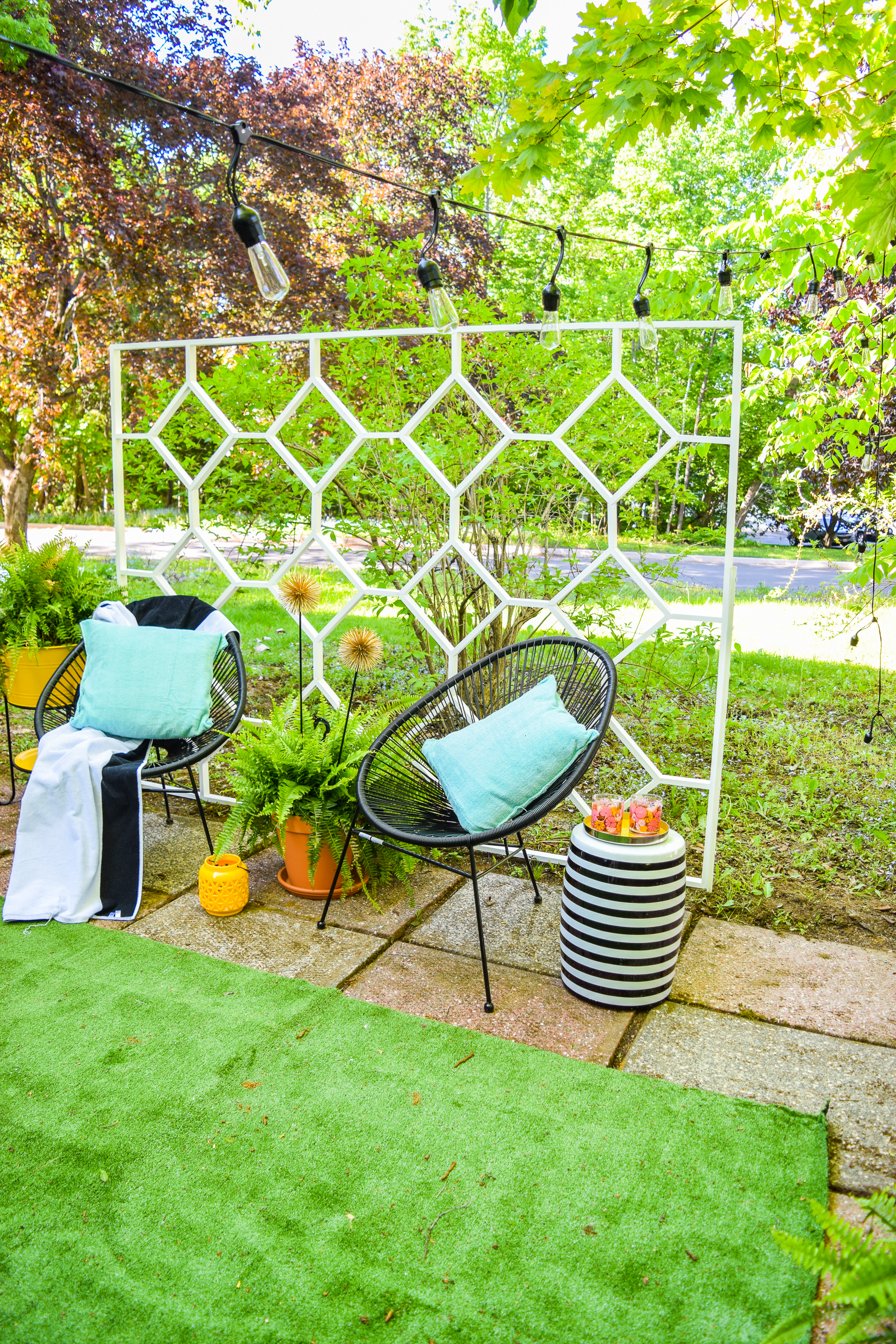 Build a DIY MCM Trellis Panel using materials from your local Home Depot, and finish with Behr's outdoor paint. Grab the tutorial and cut list on the blog!