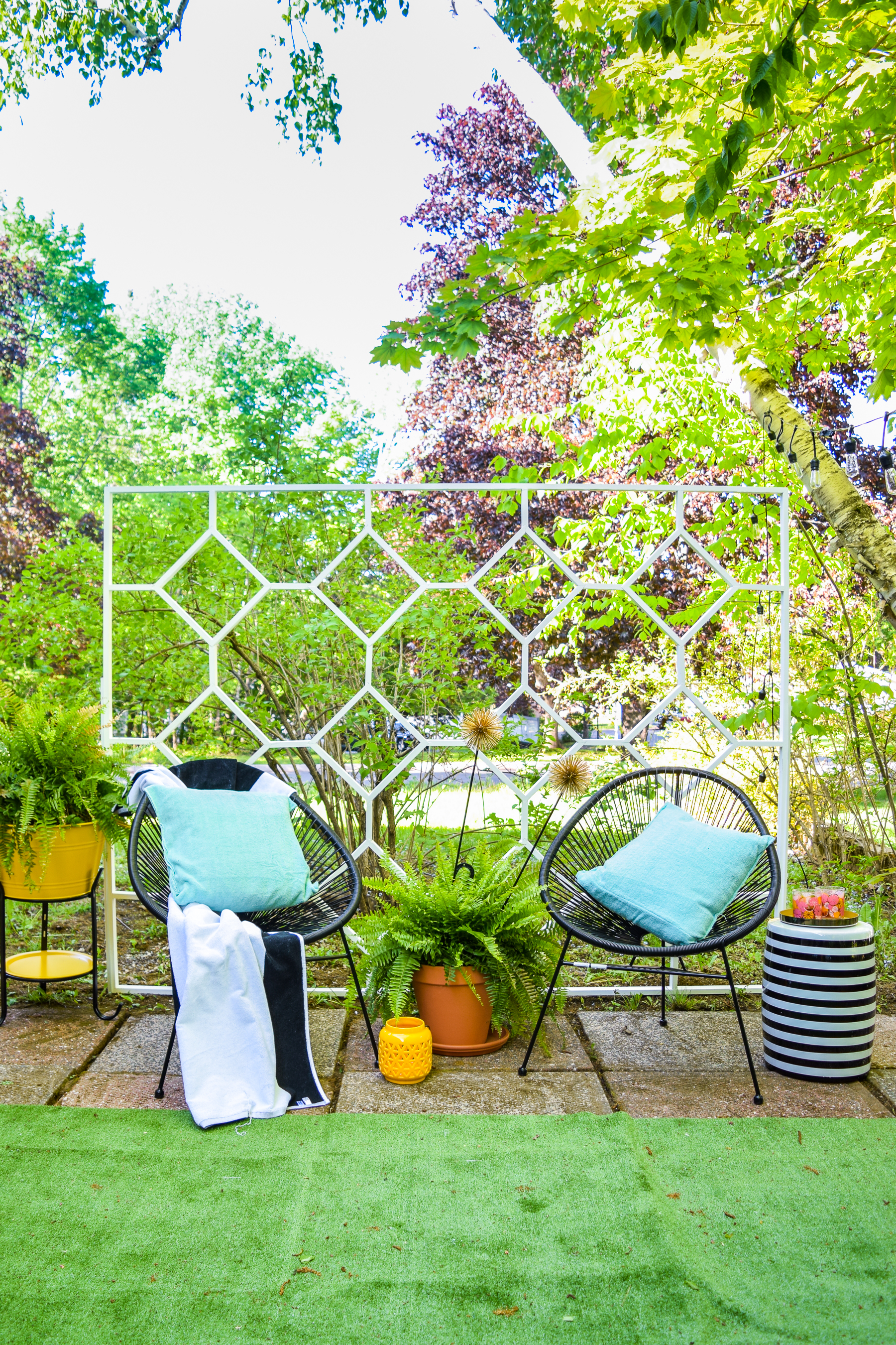 Build a DIY MCM Trellis Panel using materials from your local Home Depot, and finish with Behr's outdoor paint. Grab the tutorial and cut list on the blog!