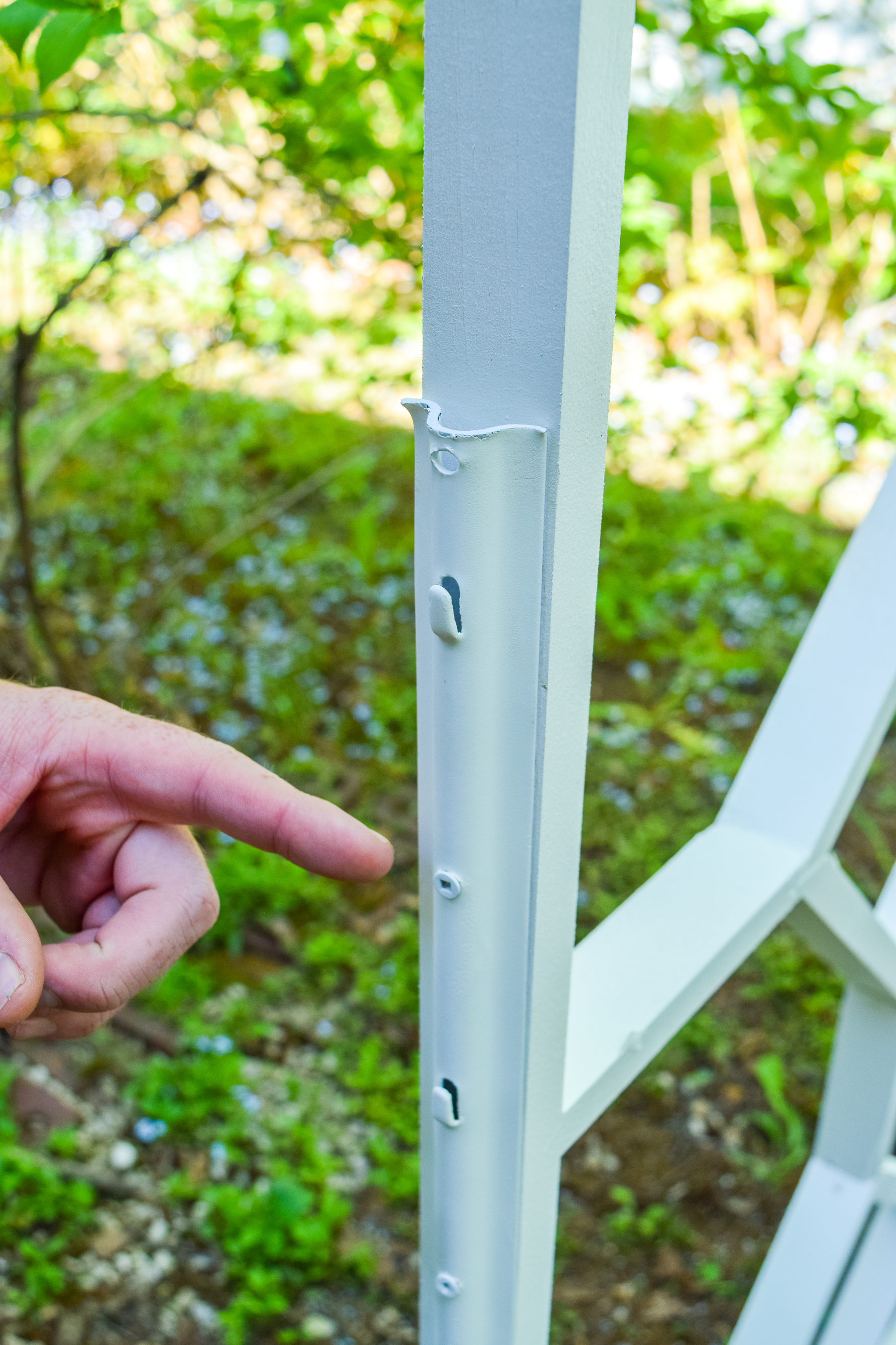 Build a DIY MCM Trellis Panel using materials from your local Home Depot, and finish with Behr's outdoor paint. Grab the tutorial and cut list on the blog!