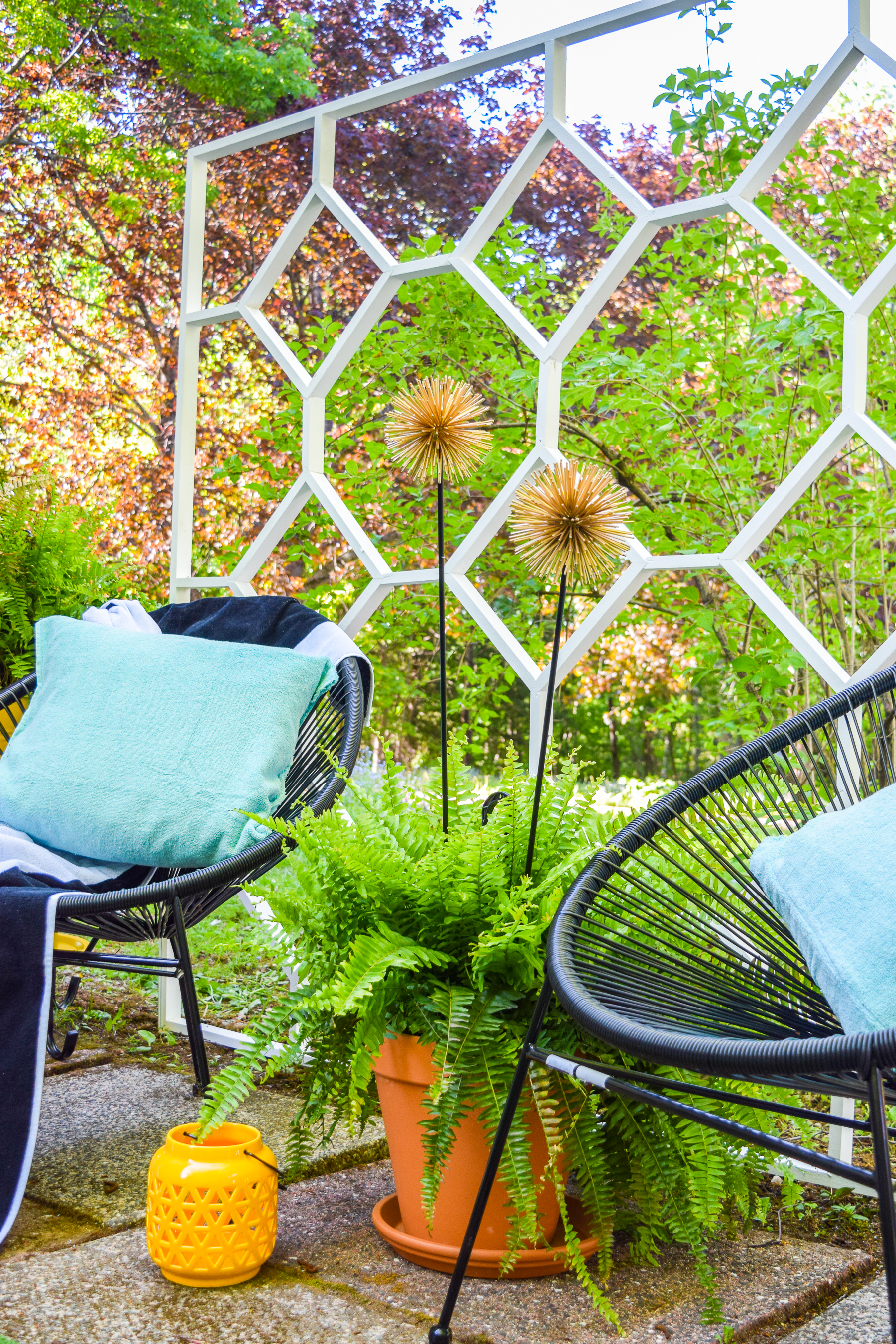 Build a DIY MCM Trellis Panel using materials from your local Home Depot, and finish with Behr's outdoor paint. Grab the tutorial and cut list on the blog!