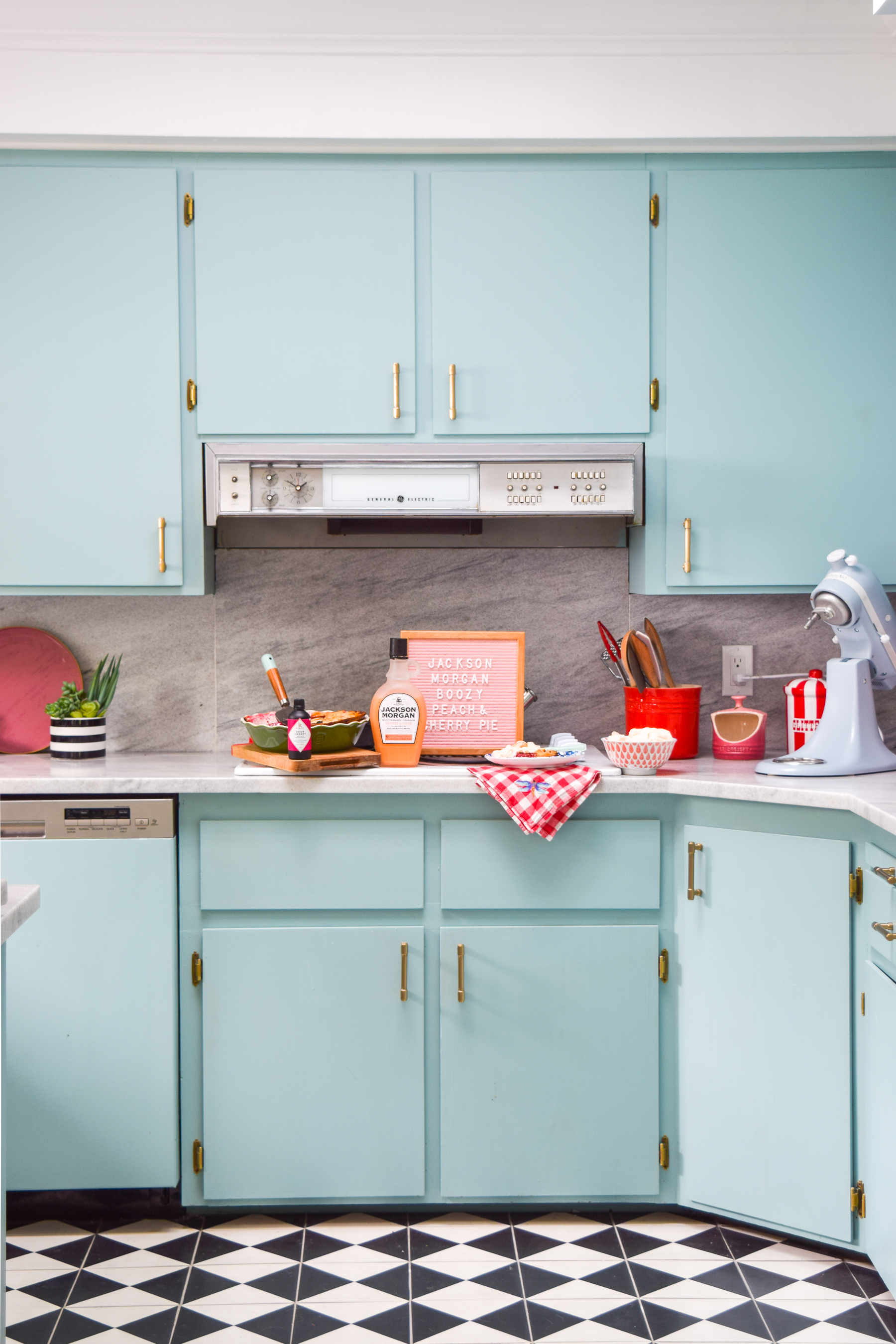 Whip up a boozy peach & cherry pie in time for the long weekend! You won't regret putting these flavours together with a dash of Jackson Morgan Cream. Whip up a boozy peach & cherry pie in time for the long weekend! You won't regret putting these flavours together with a dash of Jackson Morgan Cream.