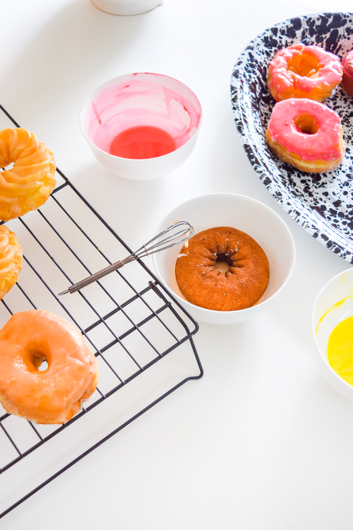 Have you always wondered how to make donut glaze? it's easy! especially when you add Jackson Morgan's summer flavours to your recipe. Give these colorful glazes a try with a dozen store bought faves this weekend.