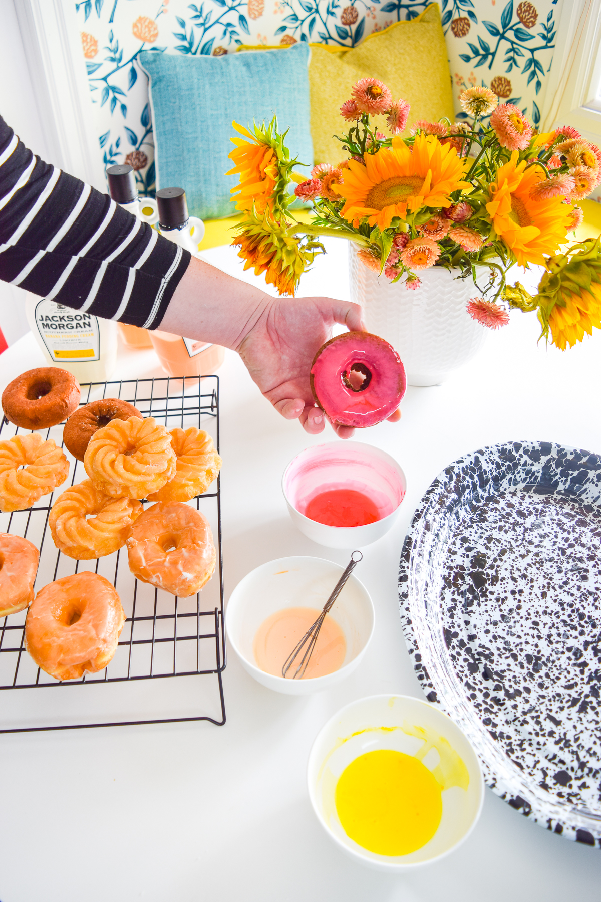 Have you always wondered how to make donut glaze? it's easy! especially when you add Jackson Morgan's summer flavours to your recipe. Give these colorful glazes a try with a dozen store bought faves this weekend.