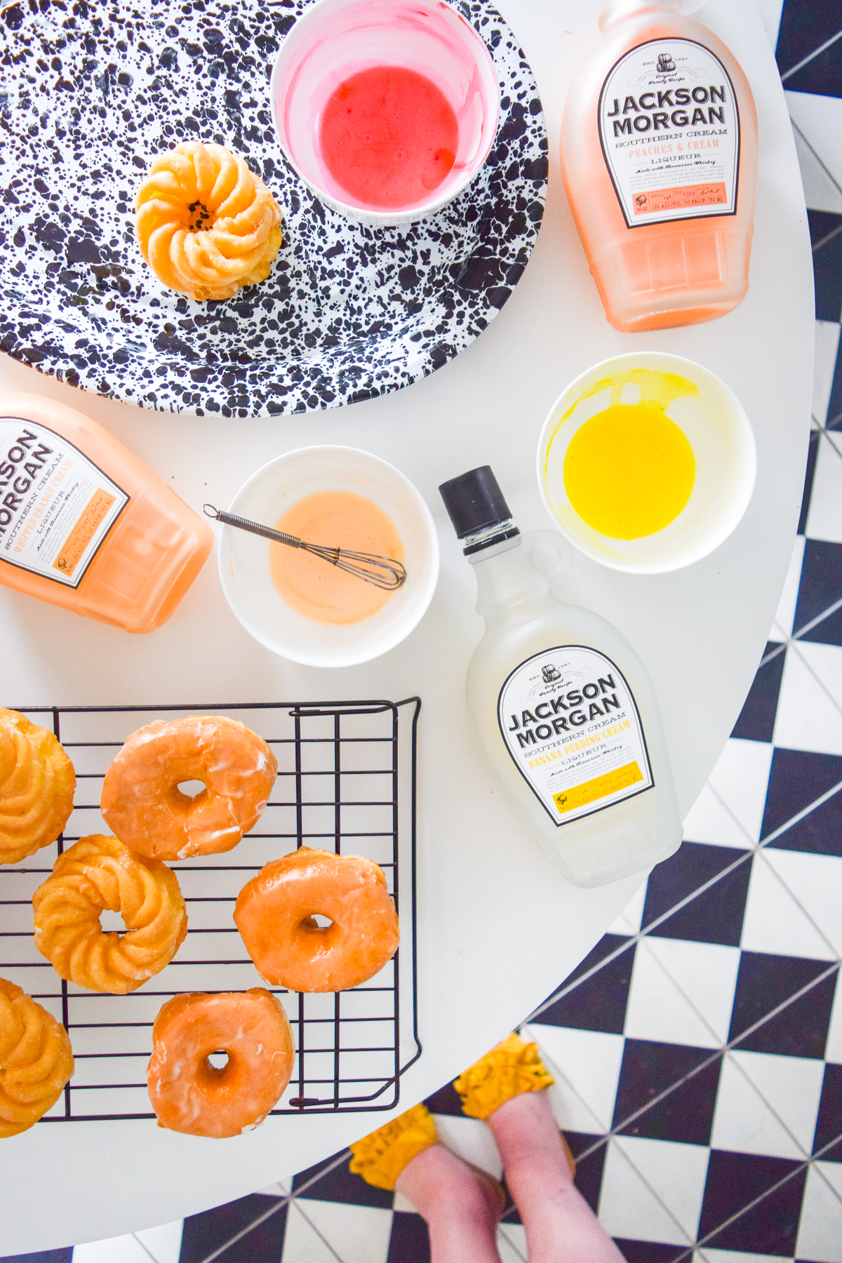 Have you always wondered how to make donut glaze? it's easy! especially when you add Jackson Morgan's summer flavours to your recipe. Give these colorful glazes a try with a dozen store bought faves this weekend.