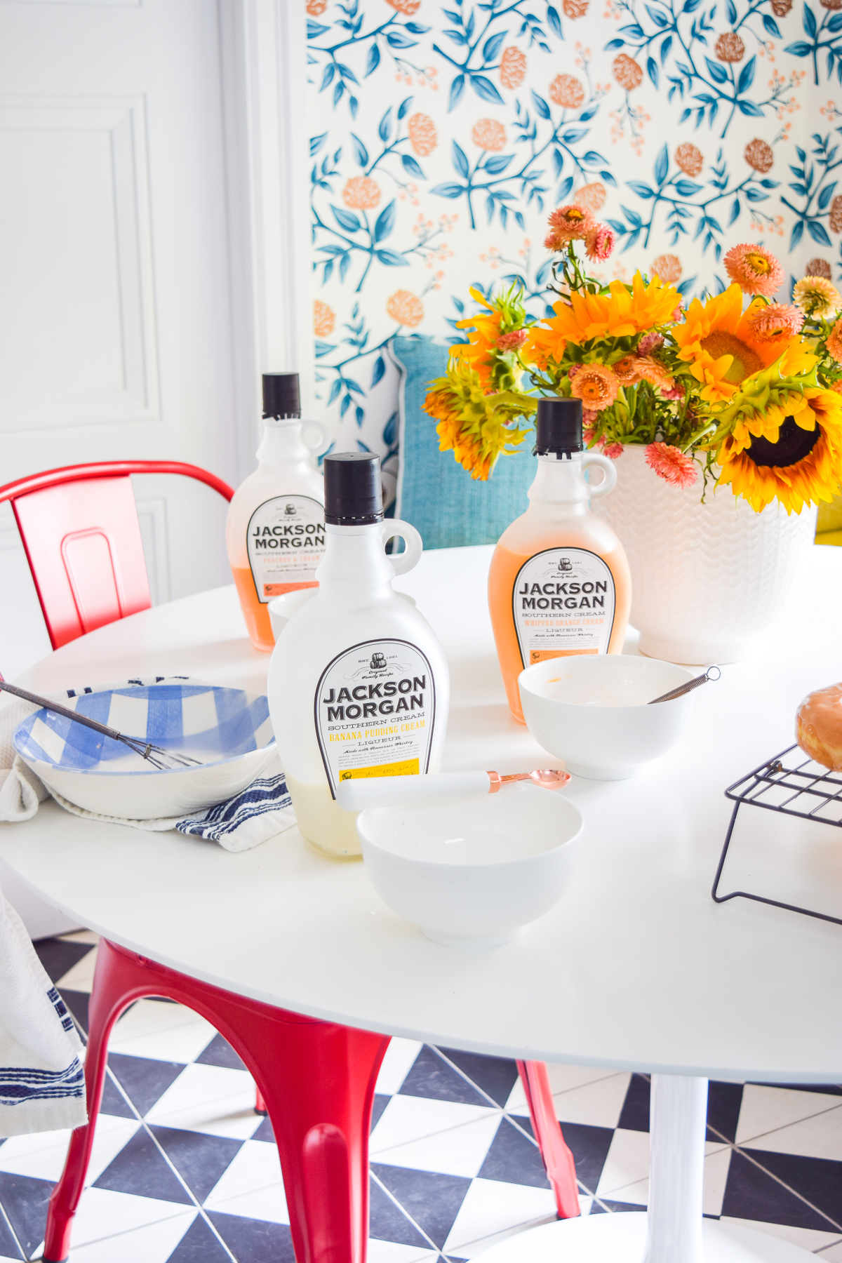 Have you always wondered how to make donut glaze? it's easy! especially when you add Jackson Morgan's summer flavours to your recipe. Give these colorful glazes a try with a dozen store bought faves this weekend.