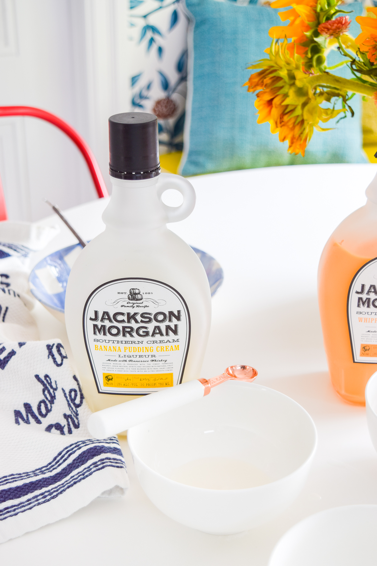 Have you always wondered how to make donut glaze? it's easy! especially when you add Jackson Morgan's summer flavours to your recipe. Give these colorful glazes a try with a dozen store bought faves this weekend.