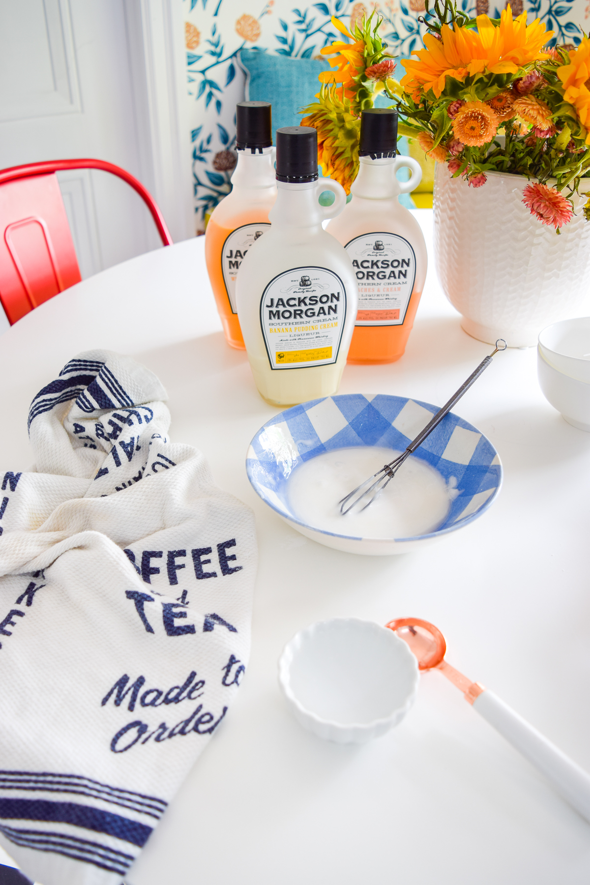 Have you always wondered how to make donut glaze? it's easy! especially when you add Jackson Morgan's summer flavours to your recipe. Give these colorful glazes a try with a dozen store bought faves this weekend.