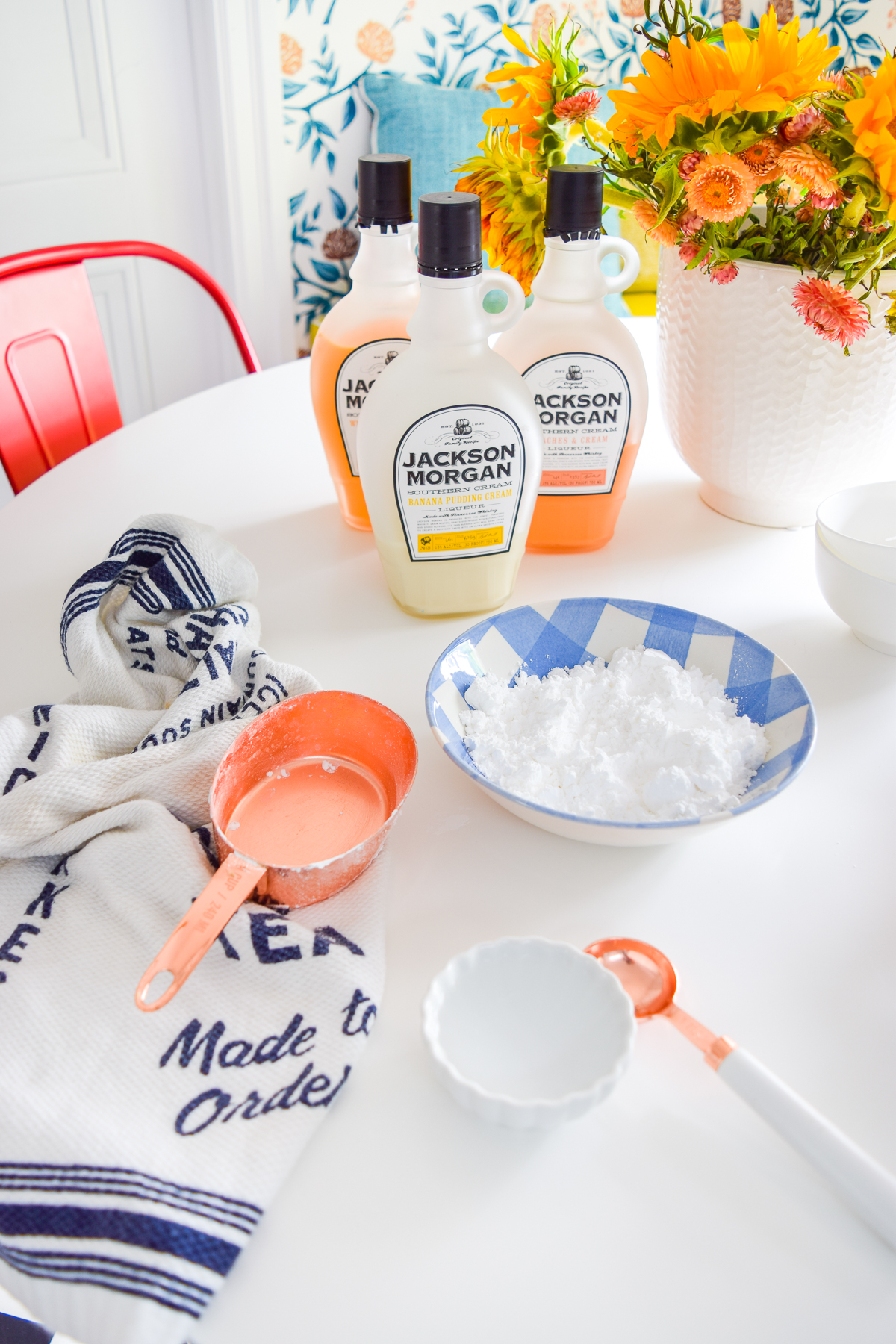 Have you always wondered how to make donut glaze? it's easy! especially when you add Jackson Morgan's summer flavours to your recipe. Give these colorful glazes a try with a dozen store bought faves this weekend.