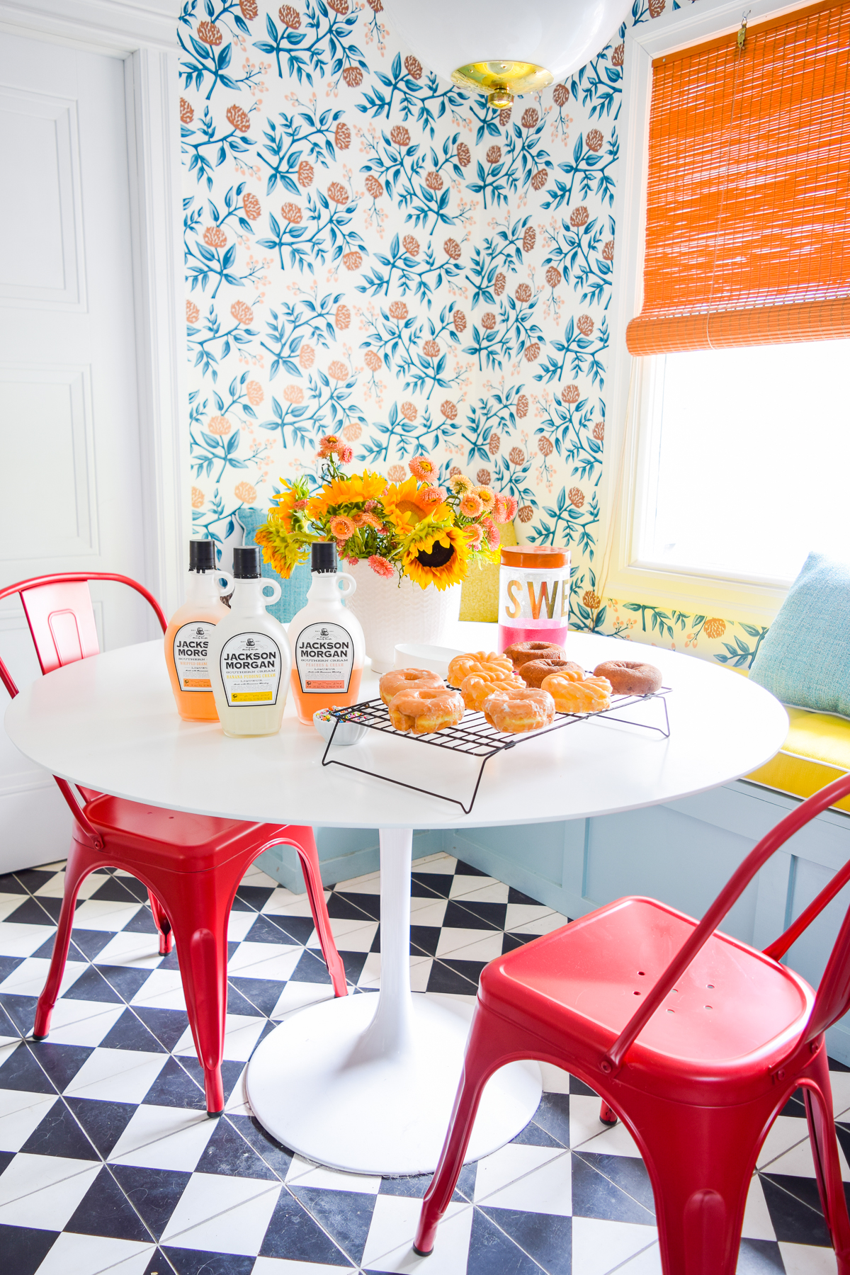 Have you always wondered how to make donut glaze? it's easy! especially when you add Jackson Morgan's summer flavours to your recipe. Give these colorful glazes a try with a dozen store bought faves this weekend.