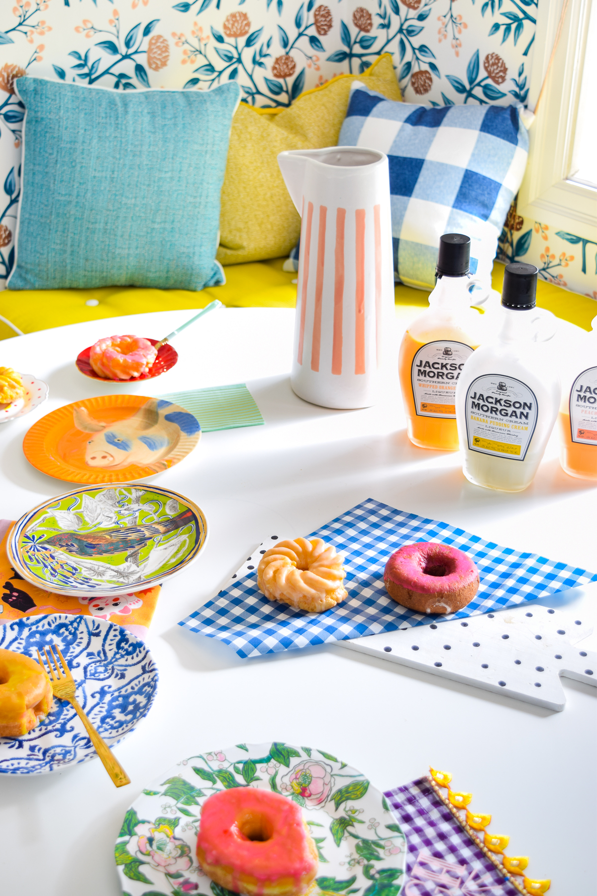 Have you always wondered how to make donut glaze? it's easy! especially when you add Jackson Morgan's summer flavours to your recipe. Give these colorful glazes a try with a dozen store bought faves this weekend.