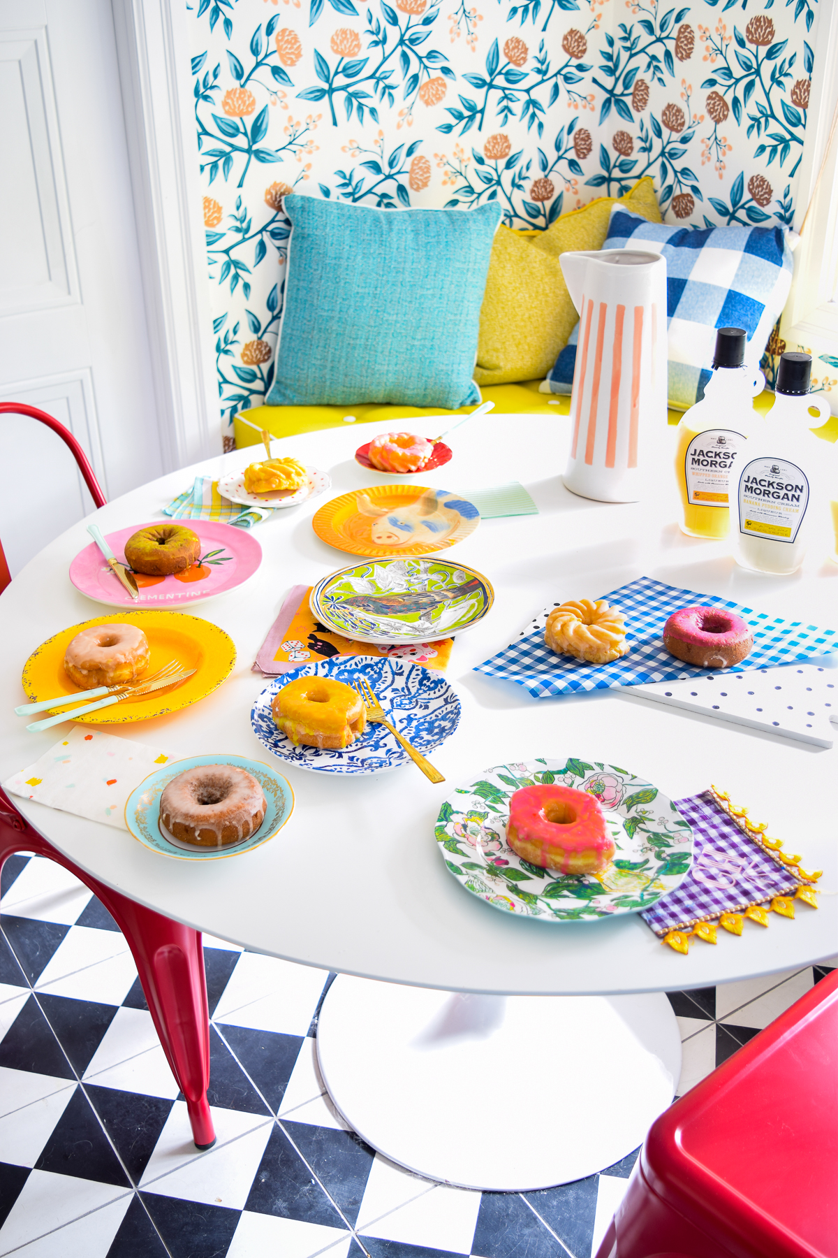 Have you always wondered how to make donut glaze? it's easy! especially when you add Jackson Morgan's summer flavours to your recipe. Give these colorful glazes a try with a dozen store bought faves this weekend.