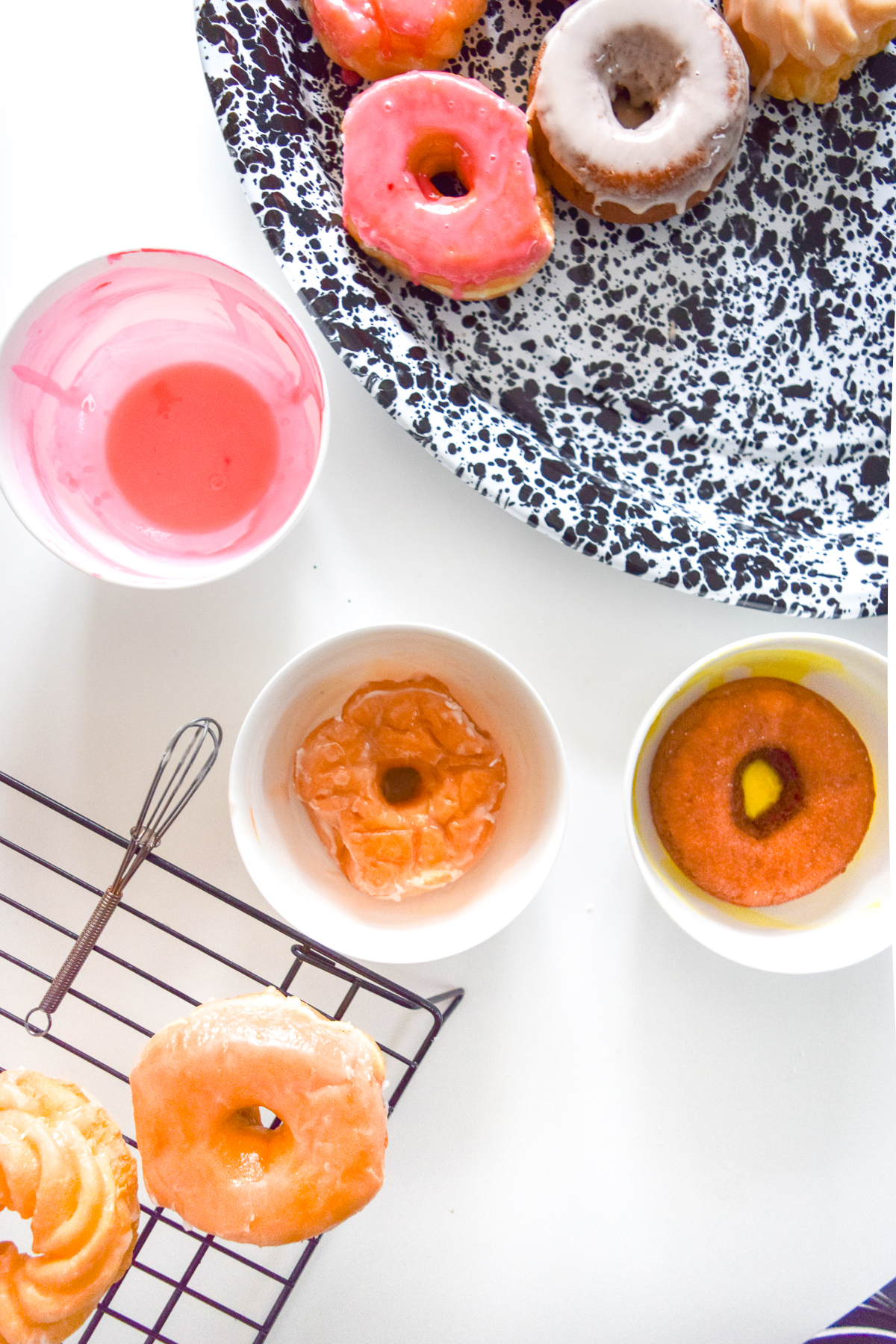 Have you always wondered how to make donut glaze? it's easy! especially when you add Jackson Morgan's summer flavours to your recipe. Give these colorful glazes a try with a dozen store bought faves this weekend.