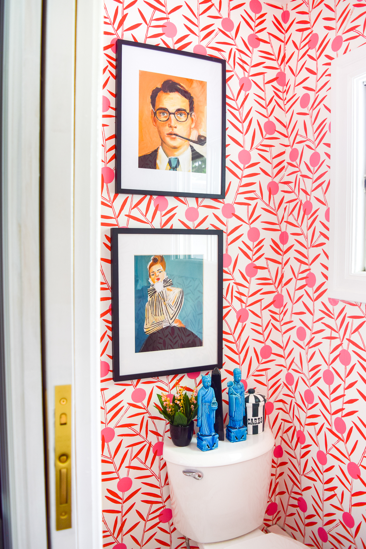 With the help of a little colour, and a lot of shiny brass, I created a powder room that packs a punch! Come see which products I nabbed from Signature Hardware & Build.com to make it happen.