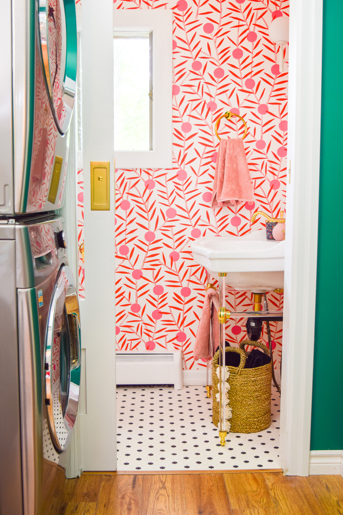 With the help of a little colour, and a lot of shiny brass, I created a powder room that packs a punch! Come see which products I nabbed from Signature Hardware & Build.com to make it happen.