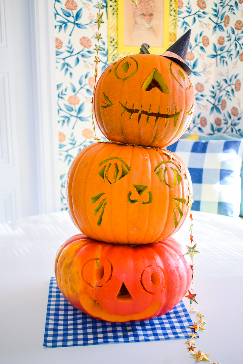 With Fiskar's easy change knife set, I handily carved a series of ghoulish jack-o-lanterns to stack. If you've ever wondered how to make a stacked pumpkin topiary, this tutorial is for you!