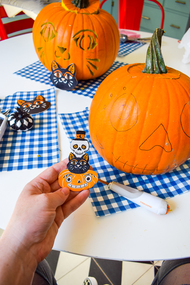 With Fiskar's easy change knife set, I handily carved a series of ghoulish jack-o-lanterns to stack. If you've ever wondered how to make a stacked pumpkin topiary, this tutorial is for you!