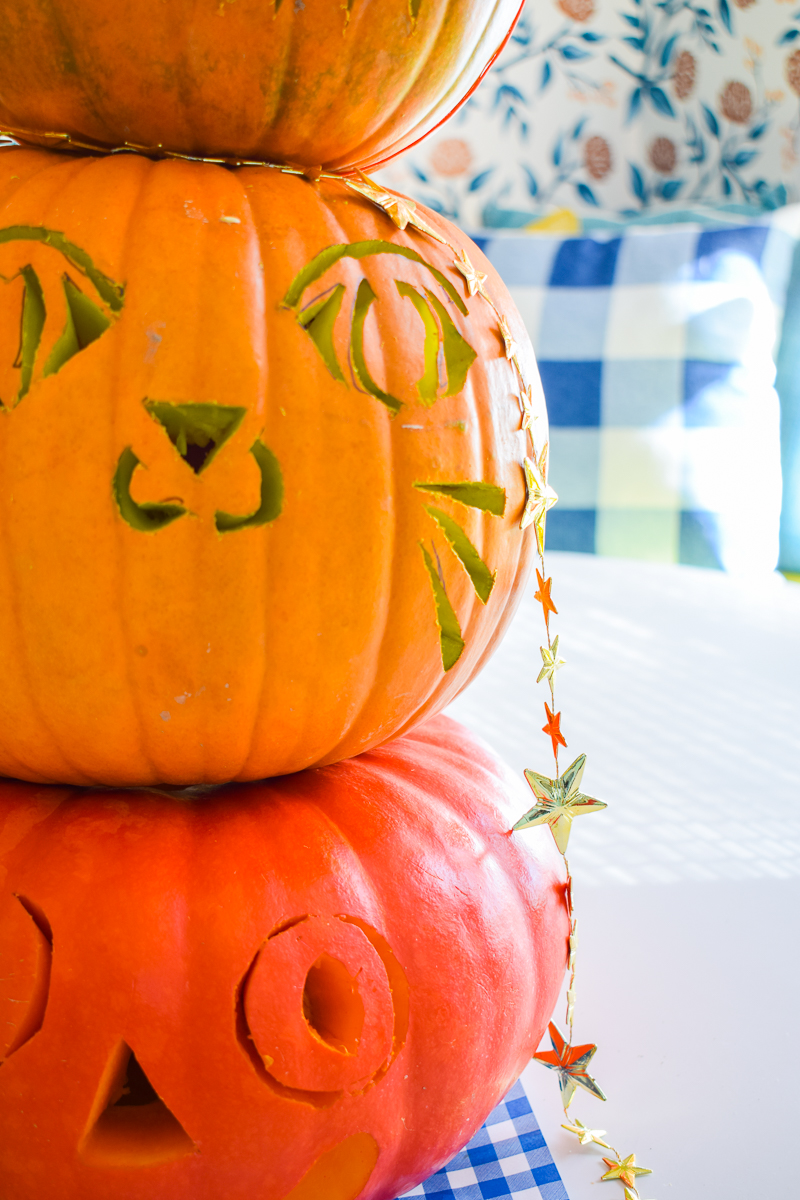 With Fiskar's easy change knife set, I handily carved a series of ghoulish jack-o-lanterns to stack. If you've ever wondered how to make a stacked pumpkin topiary, this tutorial is for you!