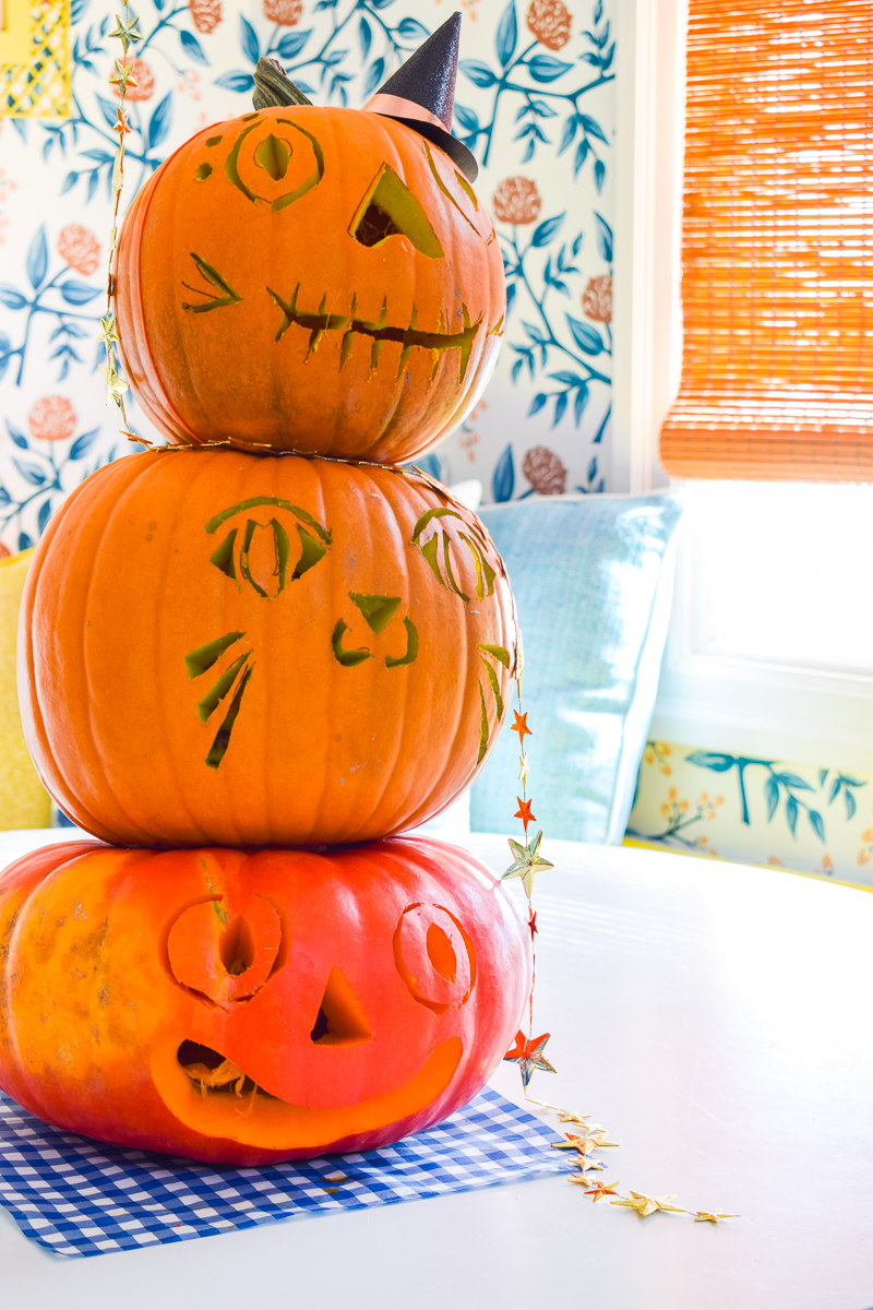 With Fiskar's easy change knife set, I handily carved a series of ghoulish jack-o-lanterns to stack. If you've ever wondered how to make a stacked pumpkin topiary, this tutorial is for you!