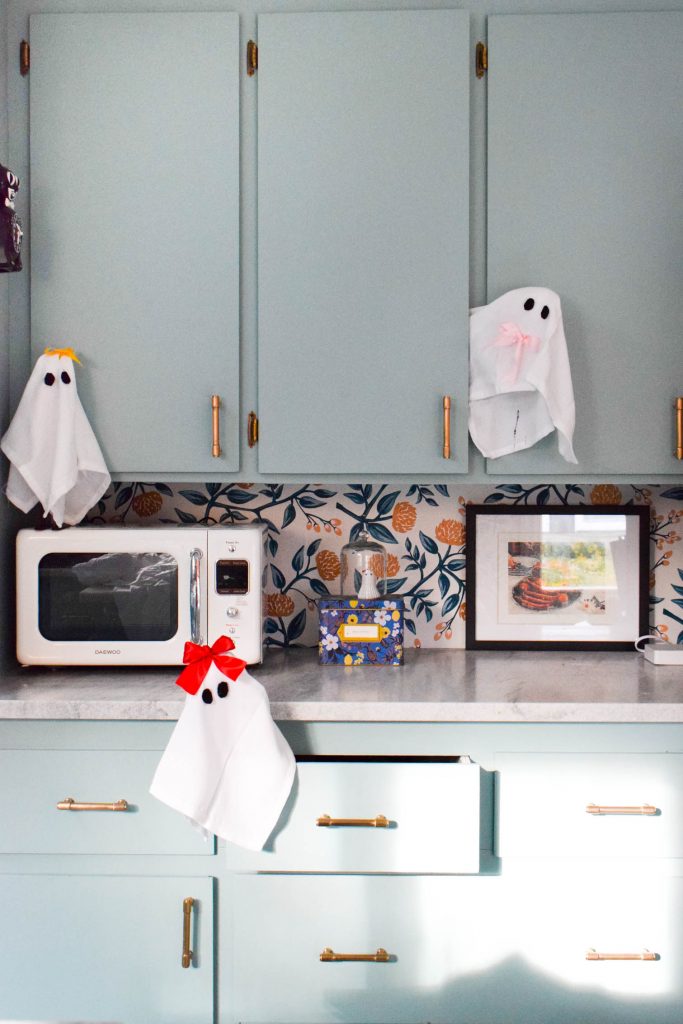 I made the CUTEST DIY Ghost Decor using napkins! Create your own little mischievous gang using supplies you've got lying around the house.