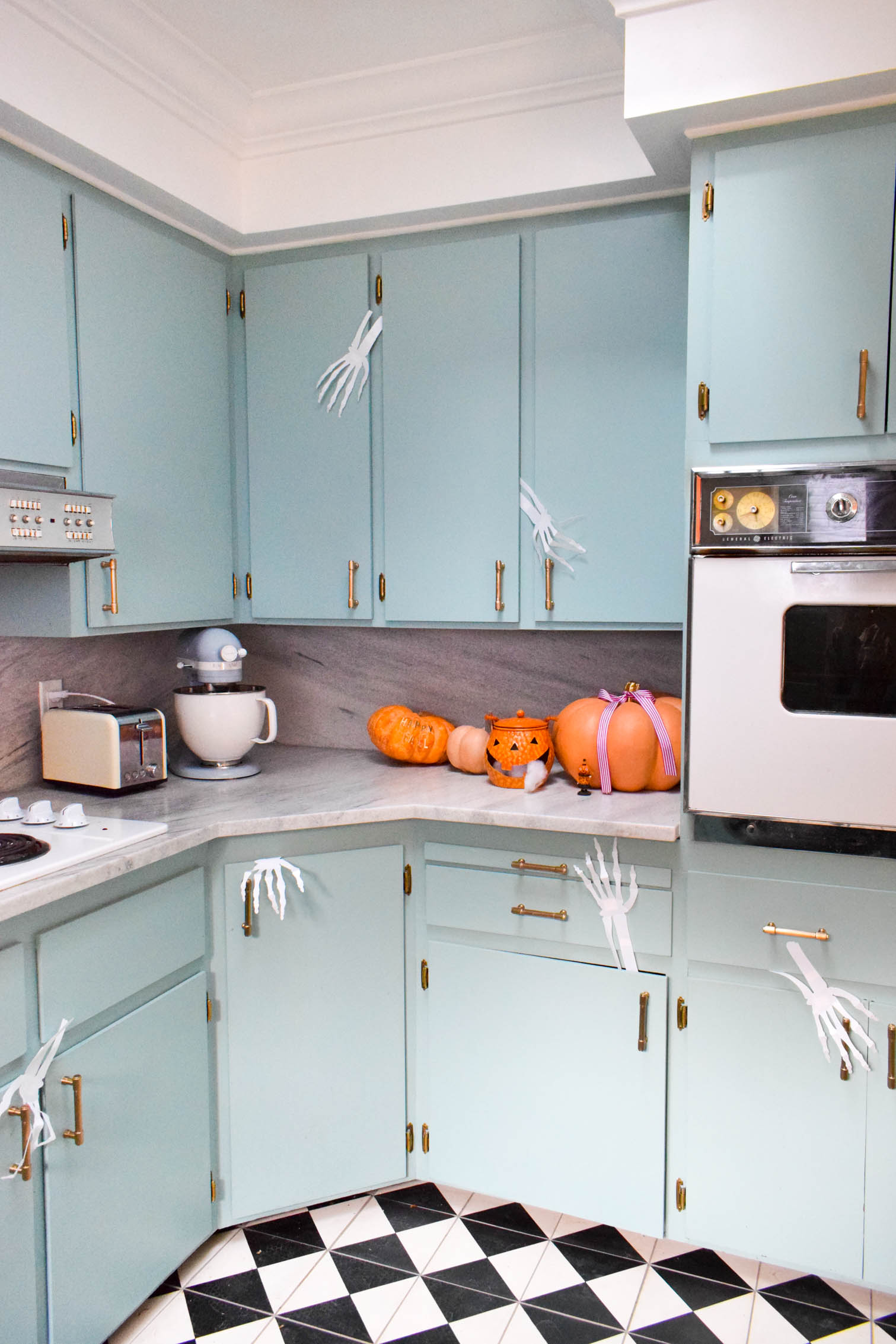 Spooky Kitchen Halloween Decorations are as easy as ghosts, ghouls, witches and skeletons! Boo! Come see how you can add a playful touch to your decor.