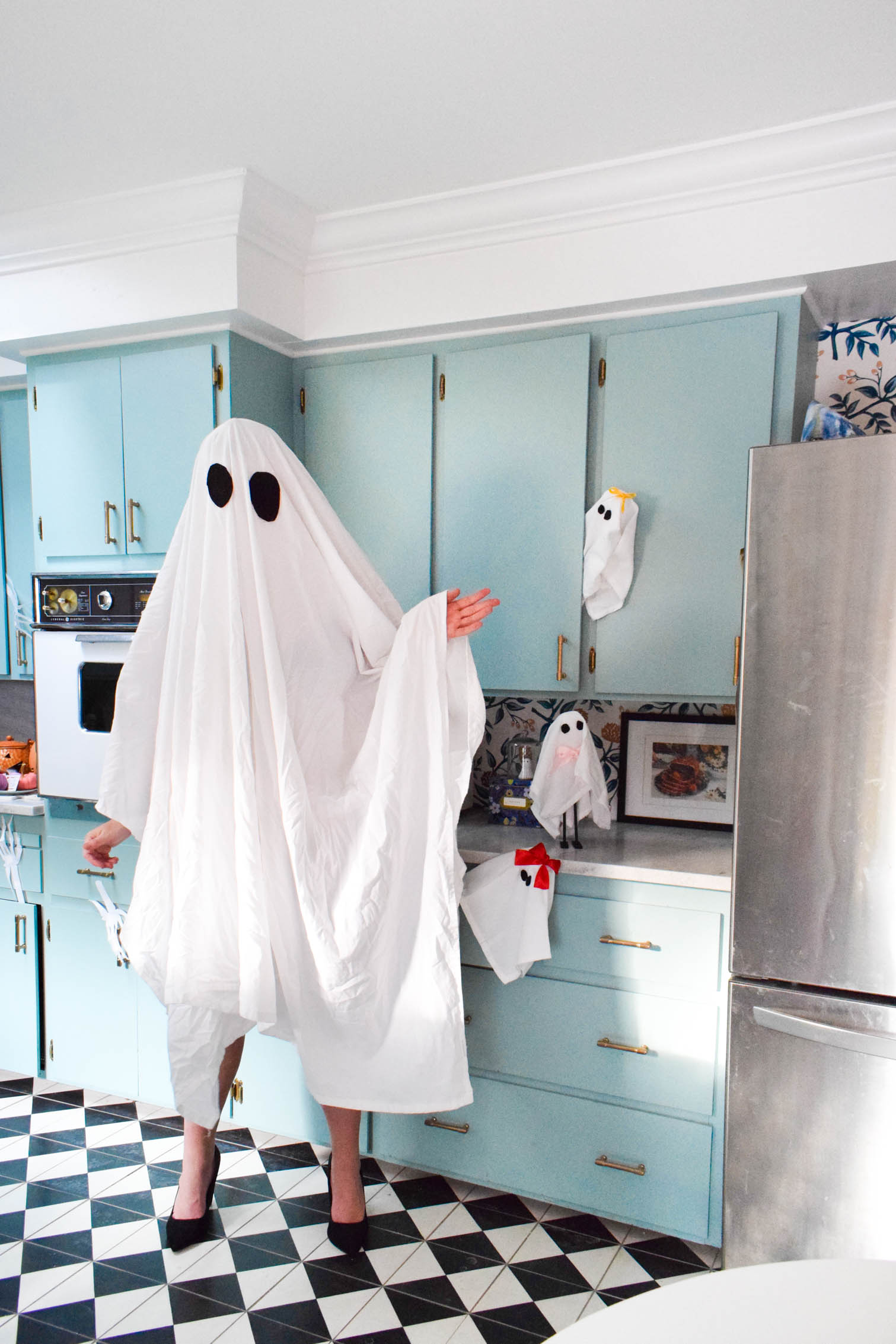 Spooky Kitchen Halloween Decorations are as easy as ghosts, ghouls, witches and skeletons! Boo! Come see how you can add a playful touch to your decor.