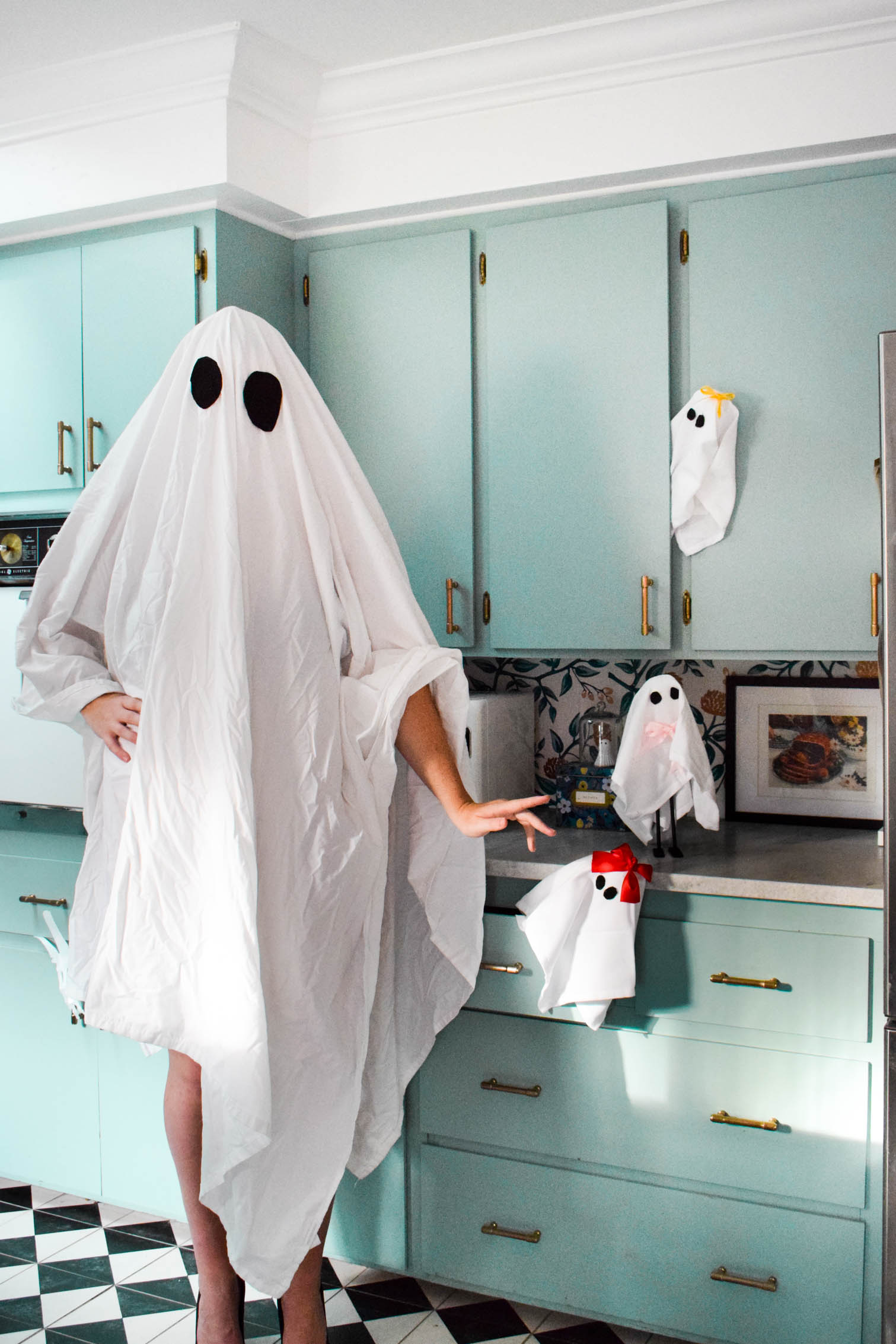 Spooky Kitchen Halloween Decorations are as easy as ghosts, ghouls, witches and skeletons! Boo! Come see how you can add a playful touch to your decor.