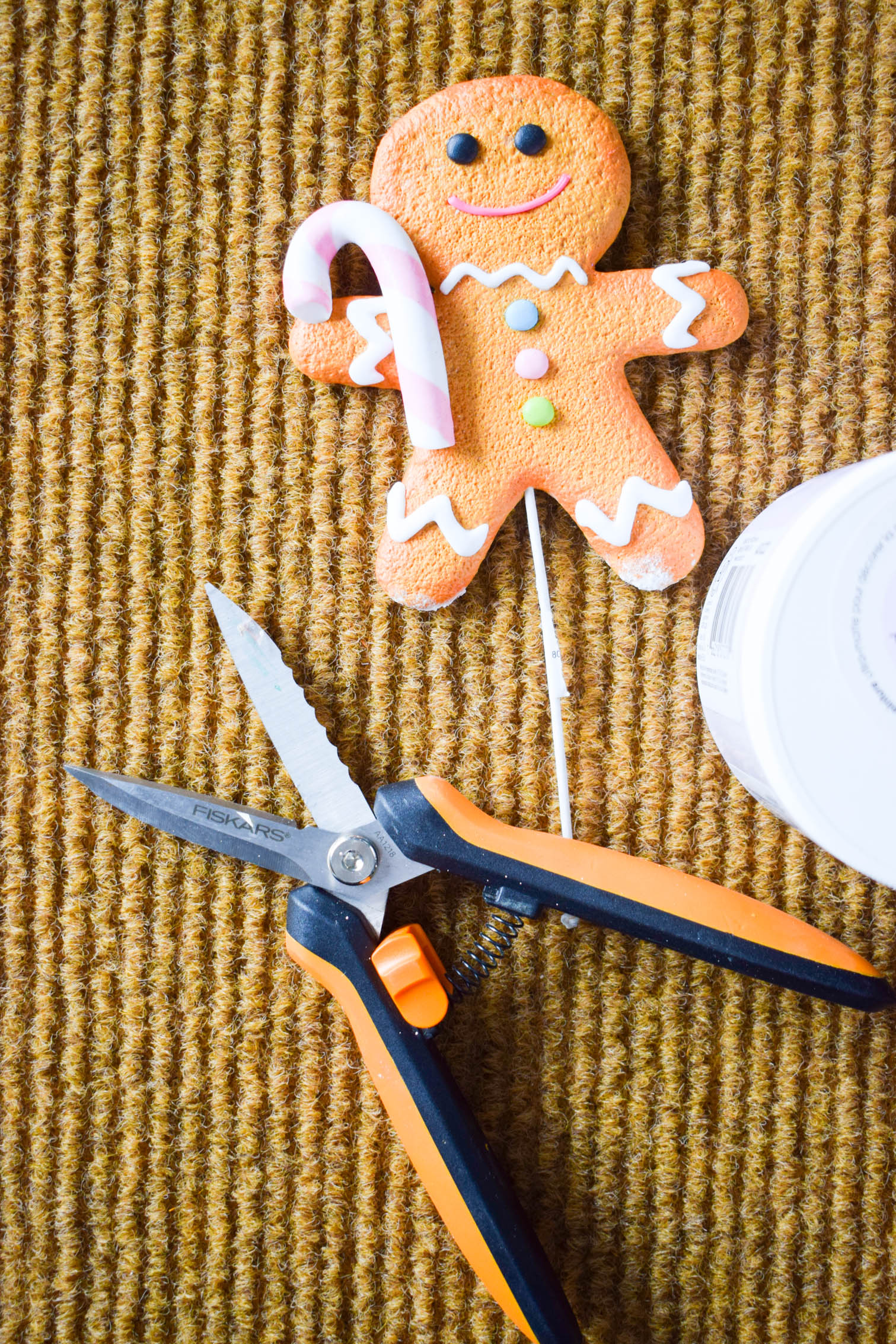 Have you seen the super cute Gingerbread doormat popping up around Instagram? I made my gingerbread house doormat using 3 simple elements and cost me 5$.