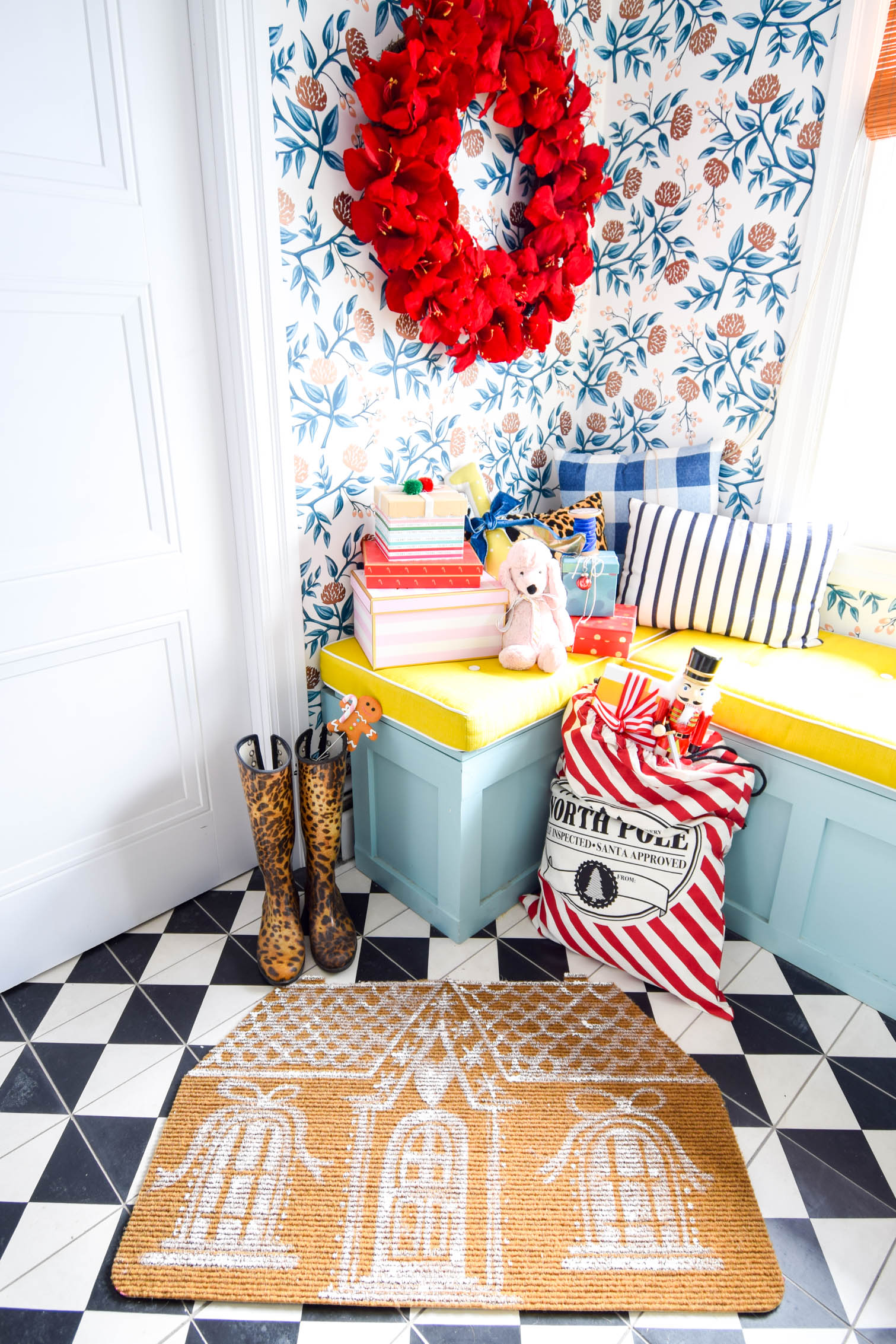 Have you seen the super cute Gingerbread doormat popping up around Instagram? I made my gingerbread house doormat using 3 simple elements and cost me 5$.