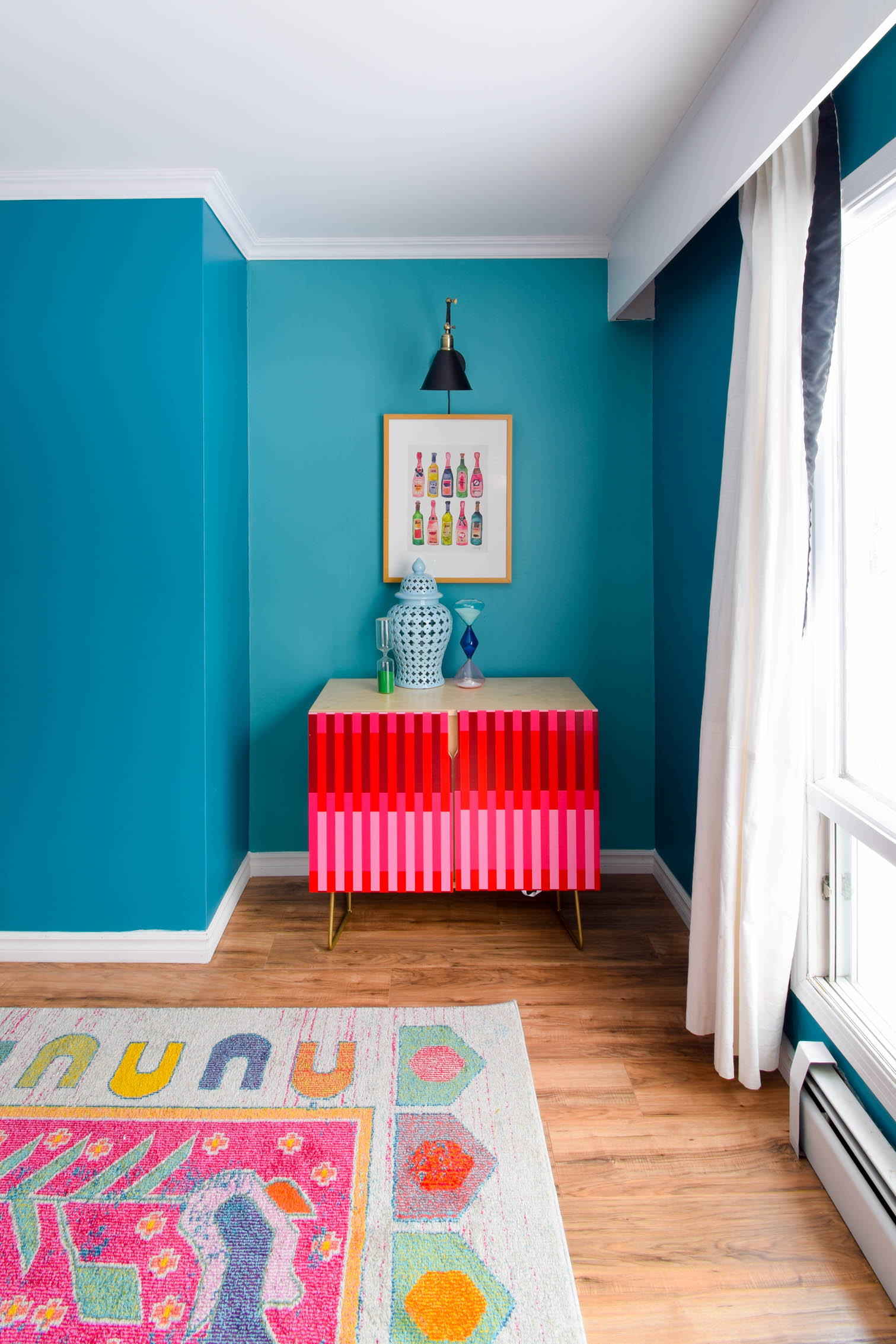Ever wondered how to install laminate flooring? Using our Golden Select Laminate flooring (in sandstone), we walk you through the process in our dining room.