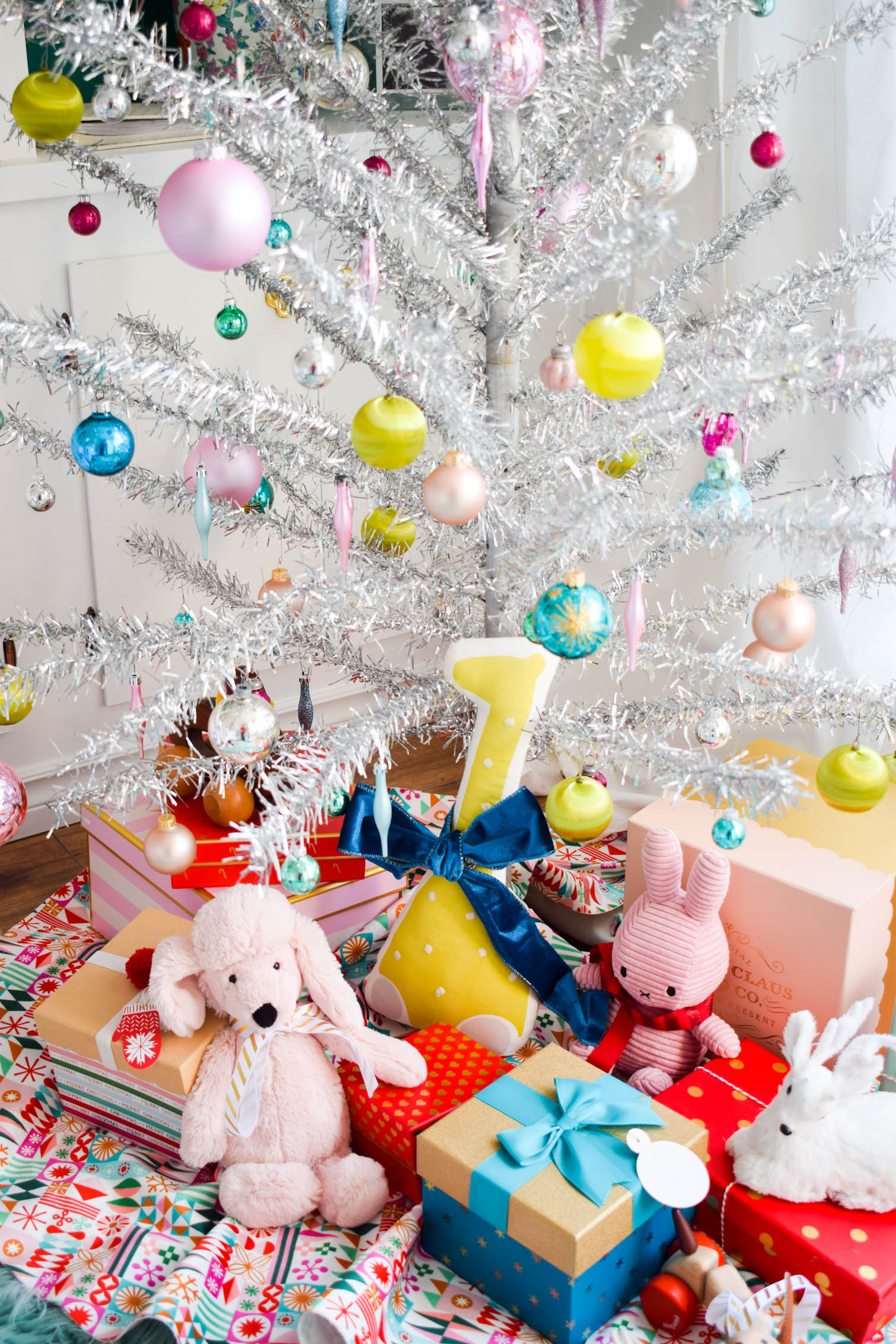 Bring pastels and vintage charm to a tinsel chrismas tree, using simple and clean ornaments. Sprinkle teddy bears and toys with boys for a nursery charm.