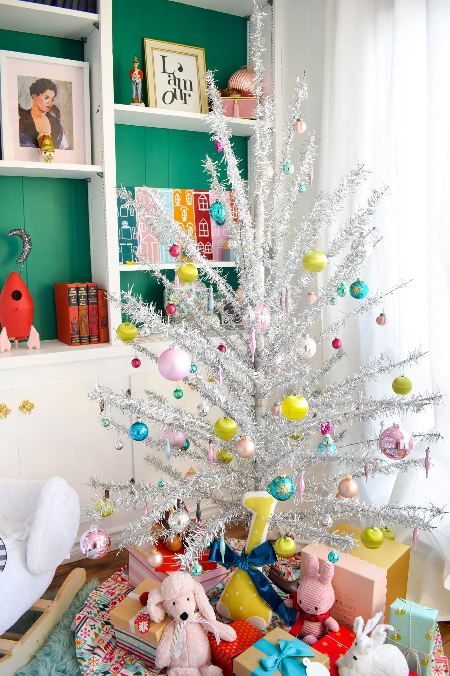 Bring pastels and vintage charm to a tinsel chrismas tree, using simple and clean ornaments. Sprinkle teddy bears and toys with boys for a nursery charm.