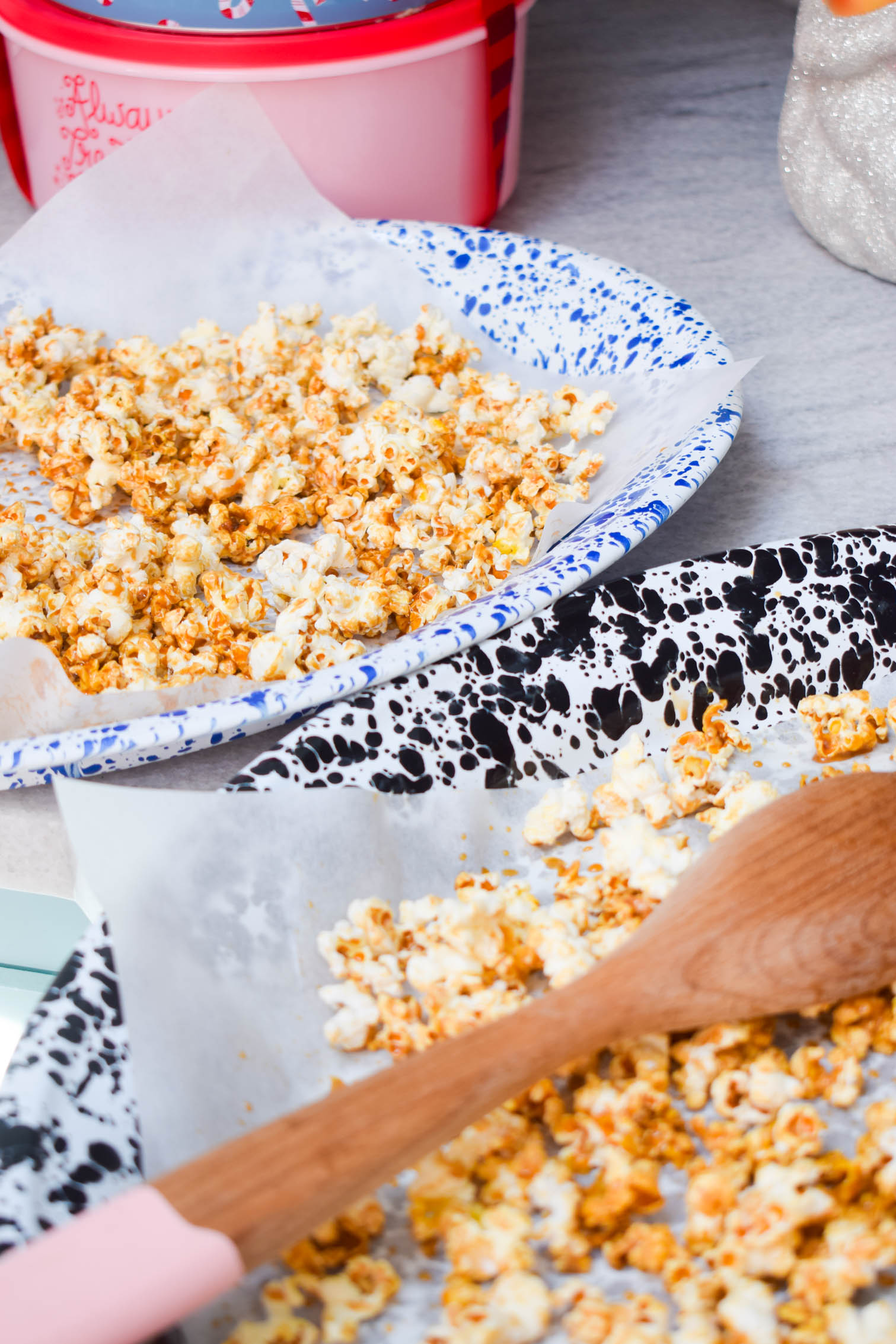 I'm a huge fan of the tasty gift, and I wanted to put a fresh twist on the food gifts we see exchange, with my Whiskey Cream Caramel Popcorn Recipe.