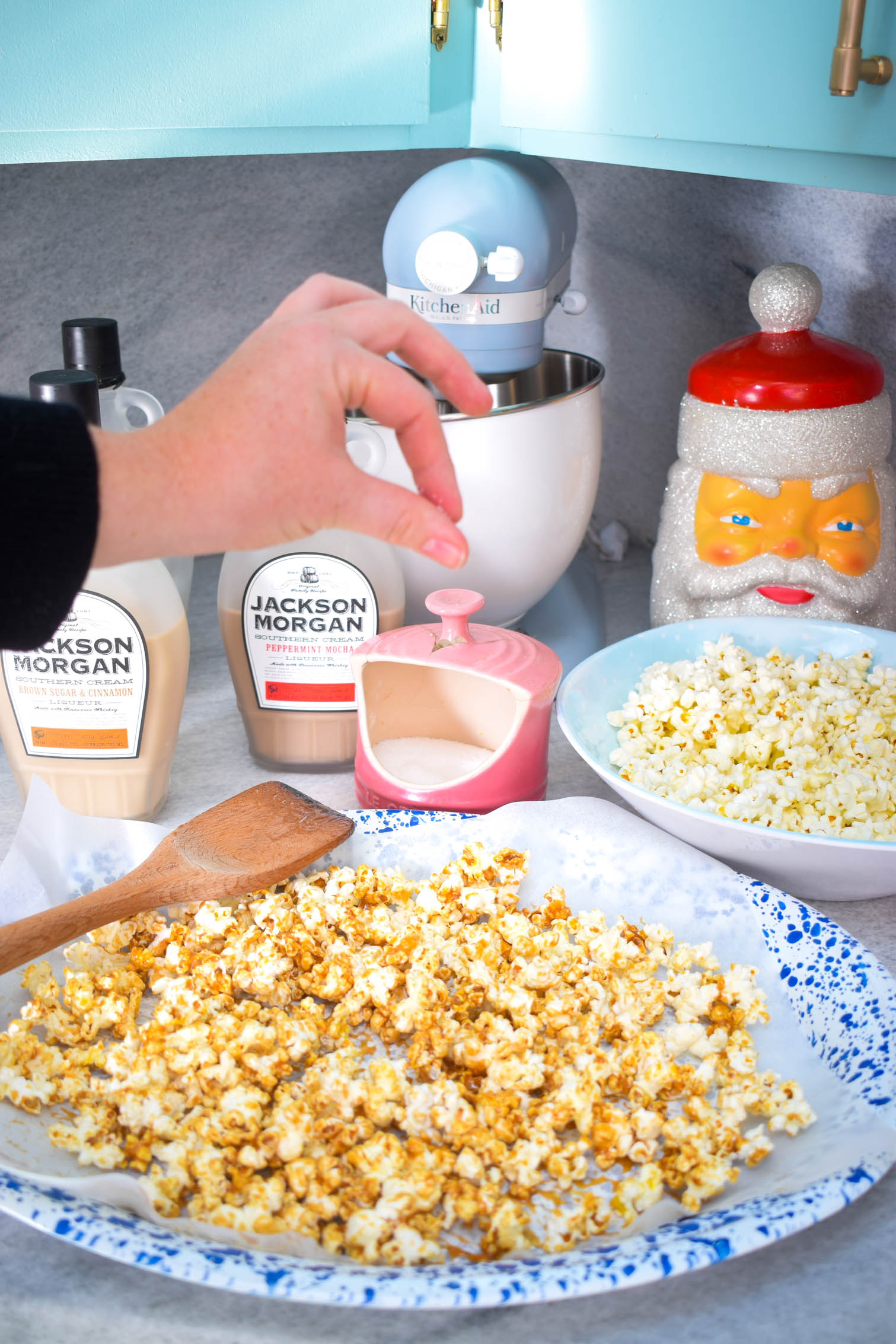 I'm a huge fan of the tasty gift, and I wanted to put a fresh twist on the food gifts we see exchange, with my Whiskey Cream Caramel Popcorn Recipe.