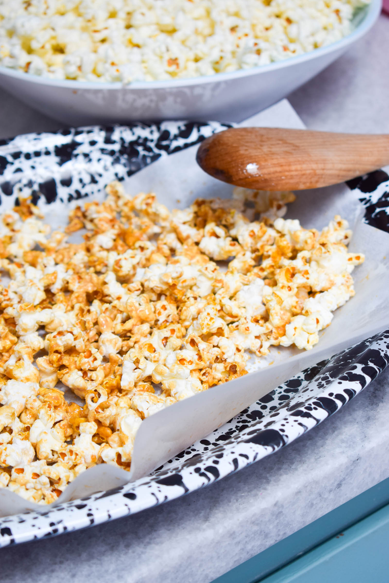 I'm a huge fan of the tasty gift, and I wanted to put a fresh twist on the food gifts we see exchange, with my Whiskey Cream Caramel Popcorn Recipe.