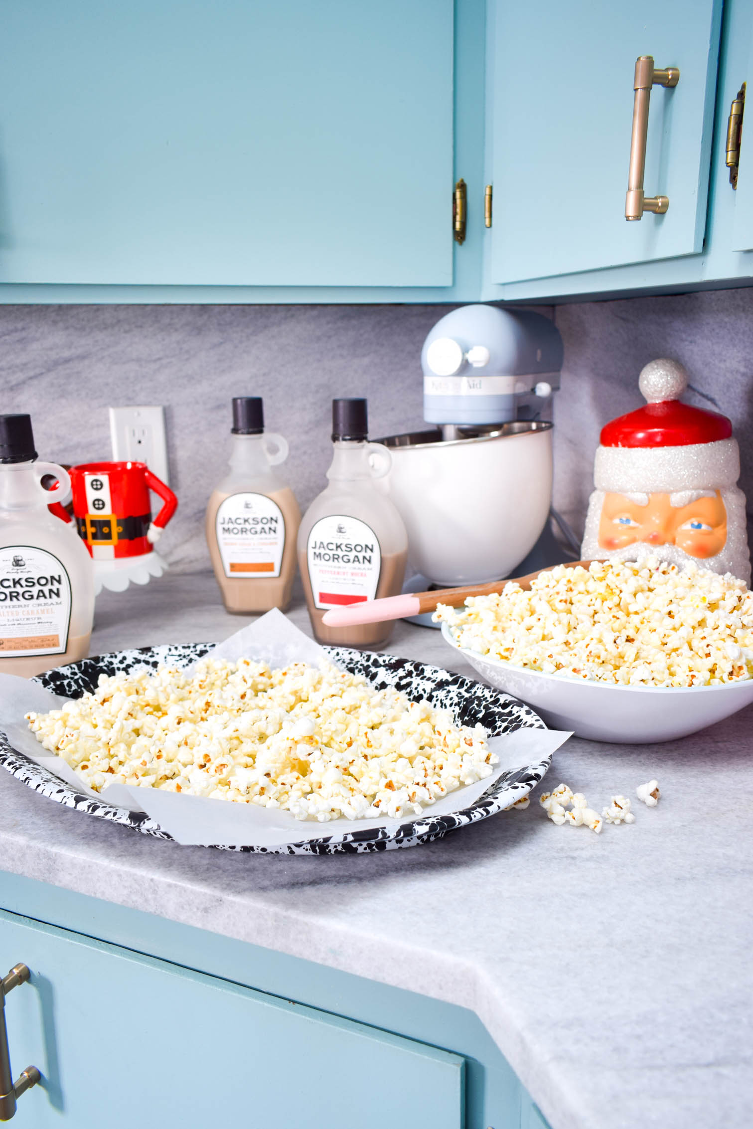 I'm a huge fan of the tasty gift, and I wanted to put a fresh twist on the food gifts we see exchange, with my Whiskey Cream Caramel Popcorn Recipe.
