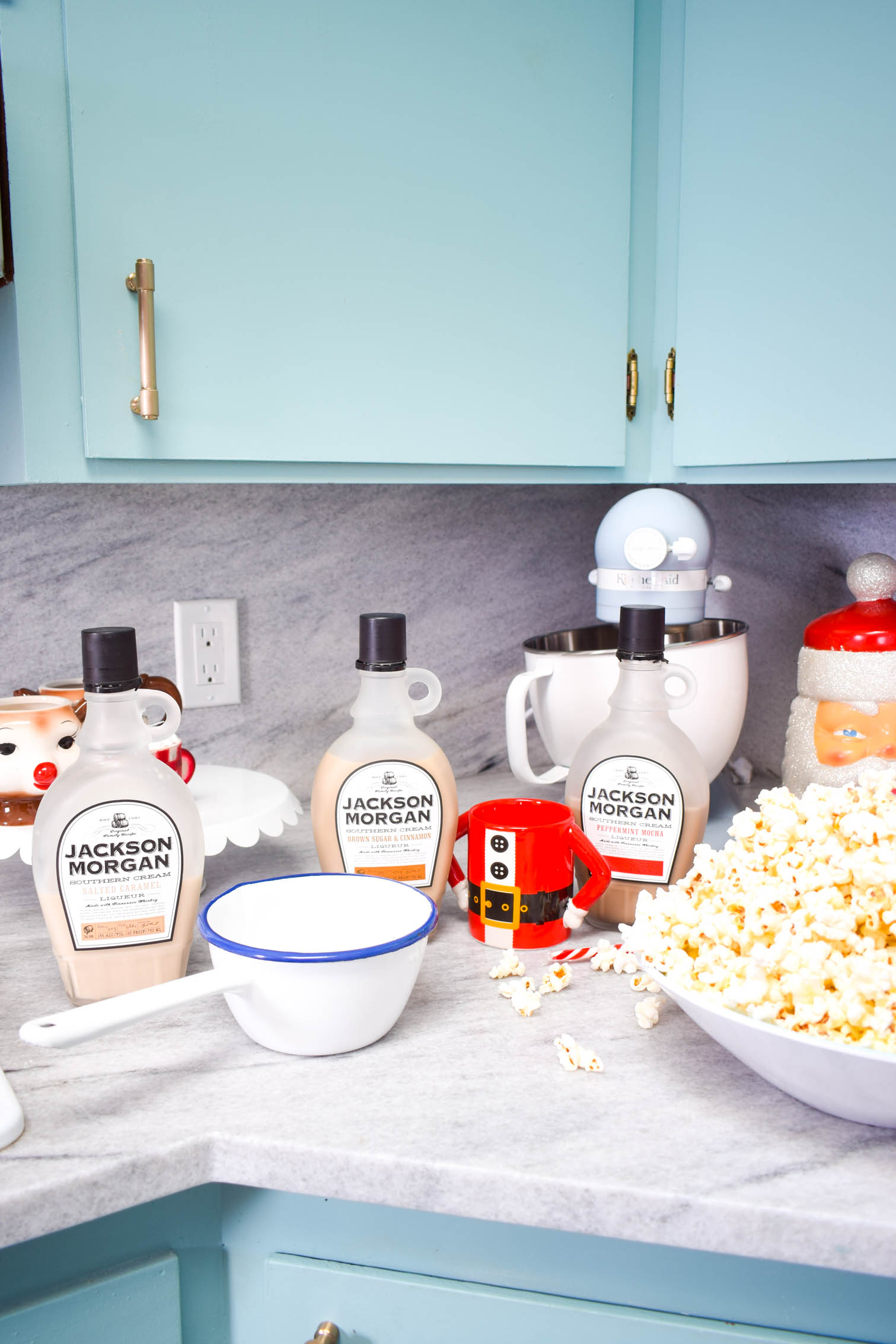 I'm a huge fan of the tasty gift, and I wanted to put a fresh twist on the food gifts we see exchange, with my Whiskey Cream Caramel Popcorn Recipe.
