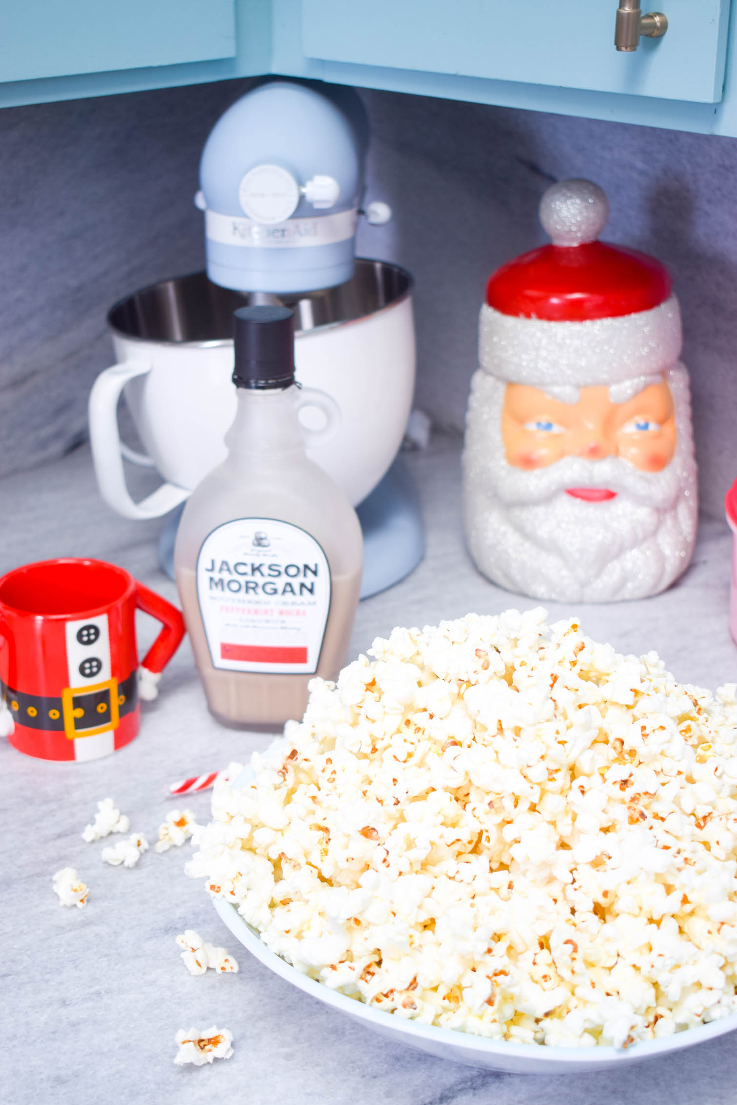 I'm a huge fan of the tasty gift, and I wanted to put a fresh twist on the food gifts we see exchange, with my Whiskey Cream Caramel Popcorn Recipe.