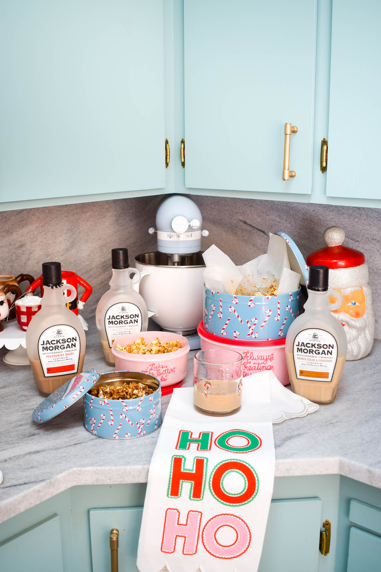 I'm a huge fan of the tasty gift, and I wanted to put a fresh twist on the food gifts we see exchange, with my Whiskey Cream Caramel Popcorn Recipe.
