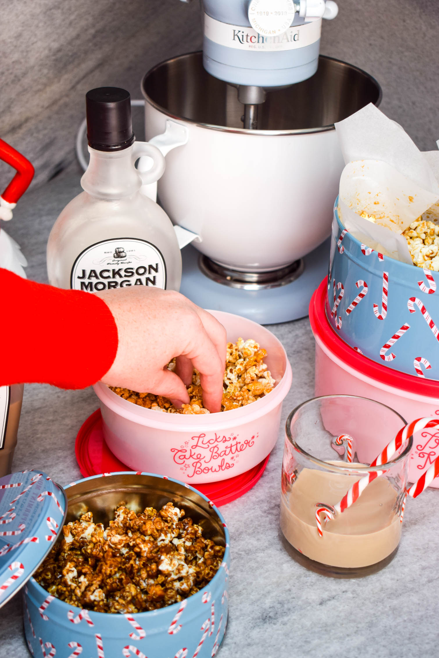 I'm a huge fan of the tasty gift, and I wanted to put a fresh twist on the food gifts we see exchange, with my Whiskey Cream Caramel Popcorn Recipe.