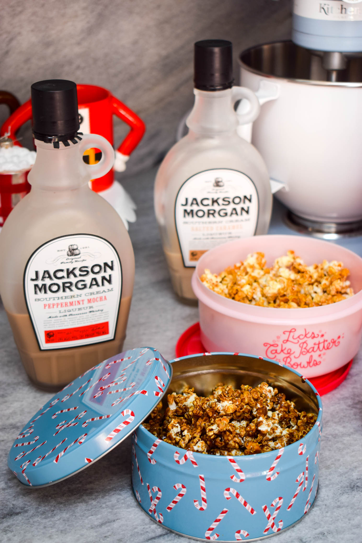 I'm a huge fan of the tasty gift, and I wanted to put a fresh twist on the food gifts we see exchange, with my Whiskey Cream Caramel Popcorn Recipe.