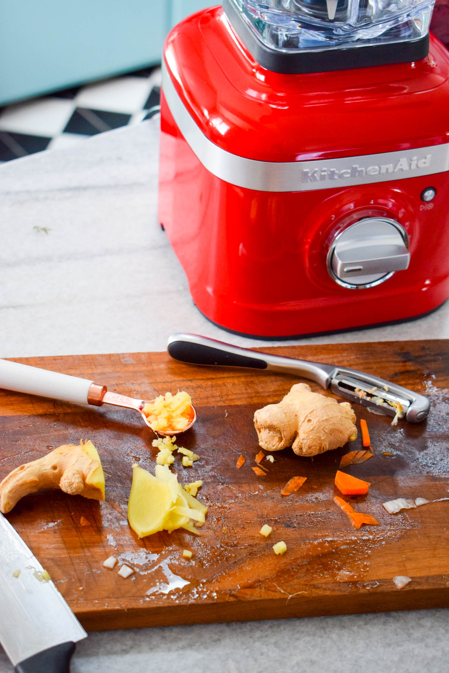 Whip up a tasty, hearty, and delicious carrot and ginger soup. Add whipped cream for an extra texture, and enjoy on a cold fall day. Your KitchenAid K400 Blender makes it an easy job.