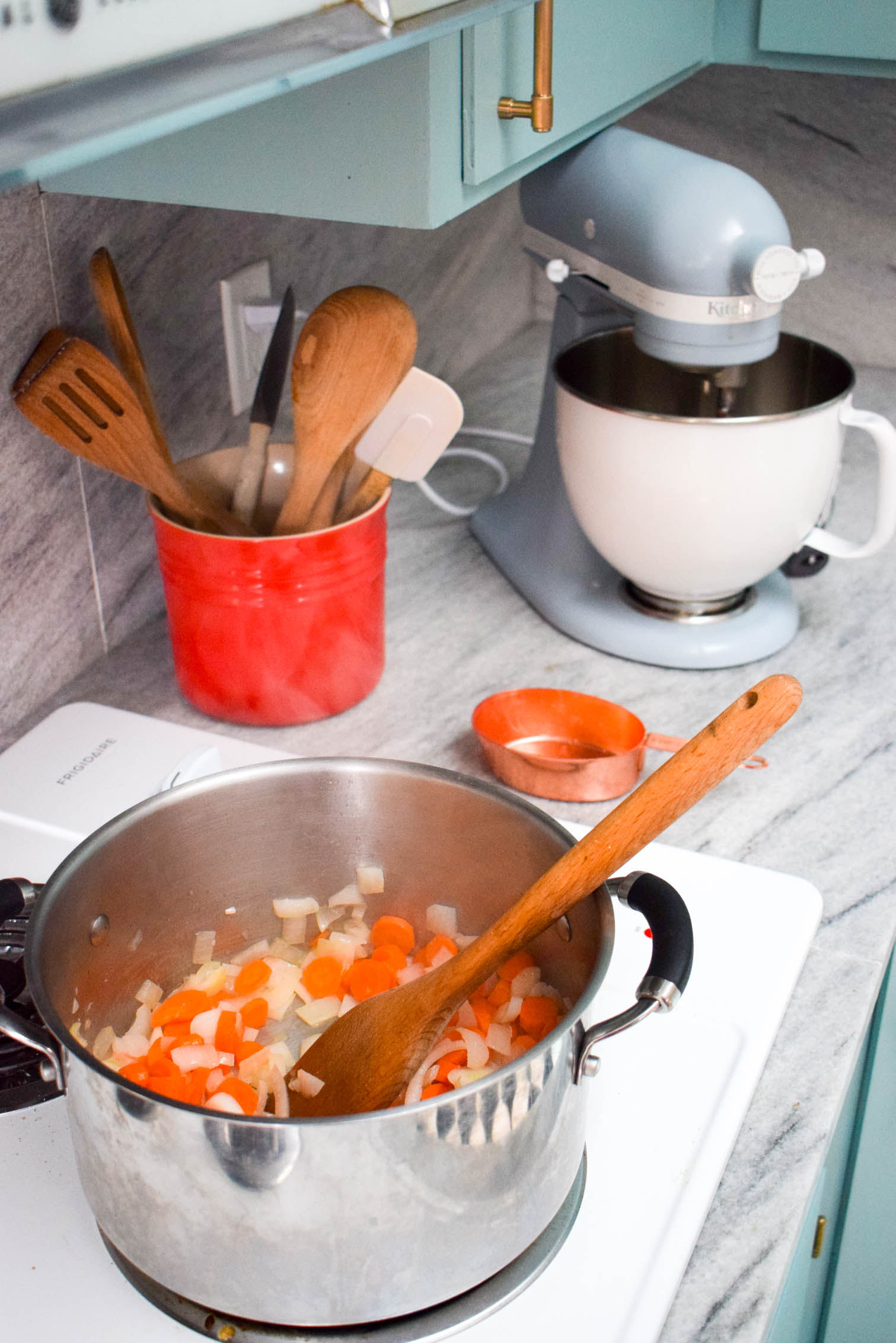 Whip up a tasty, hearty, and delicious carrot and ginger soup. Add whipped cream for an extra texture, and enjoy on a cold fall day. Your KitchenAid K400 Blender makes it an easy job.