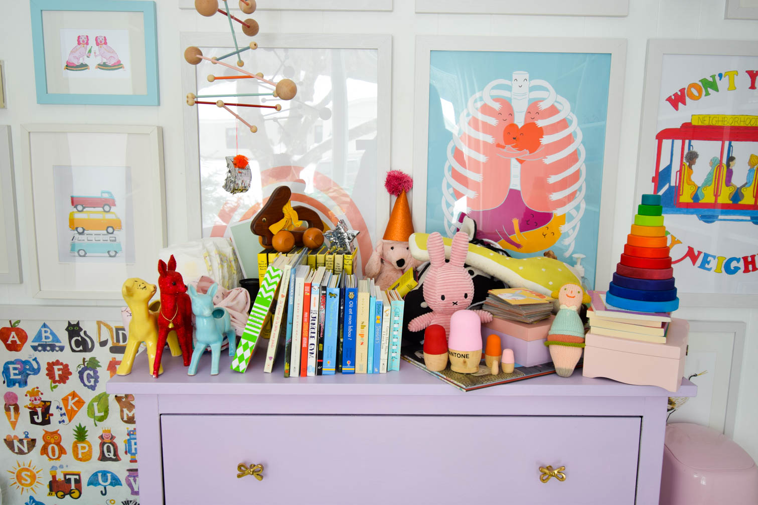 My tried and tested nursery bookshelf styling tips are easy to do, and will make any space look playful and expertly designed.