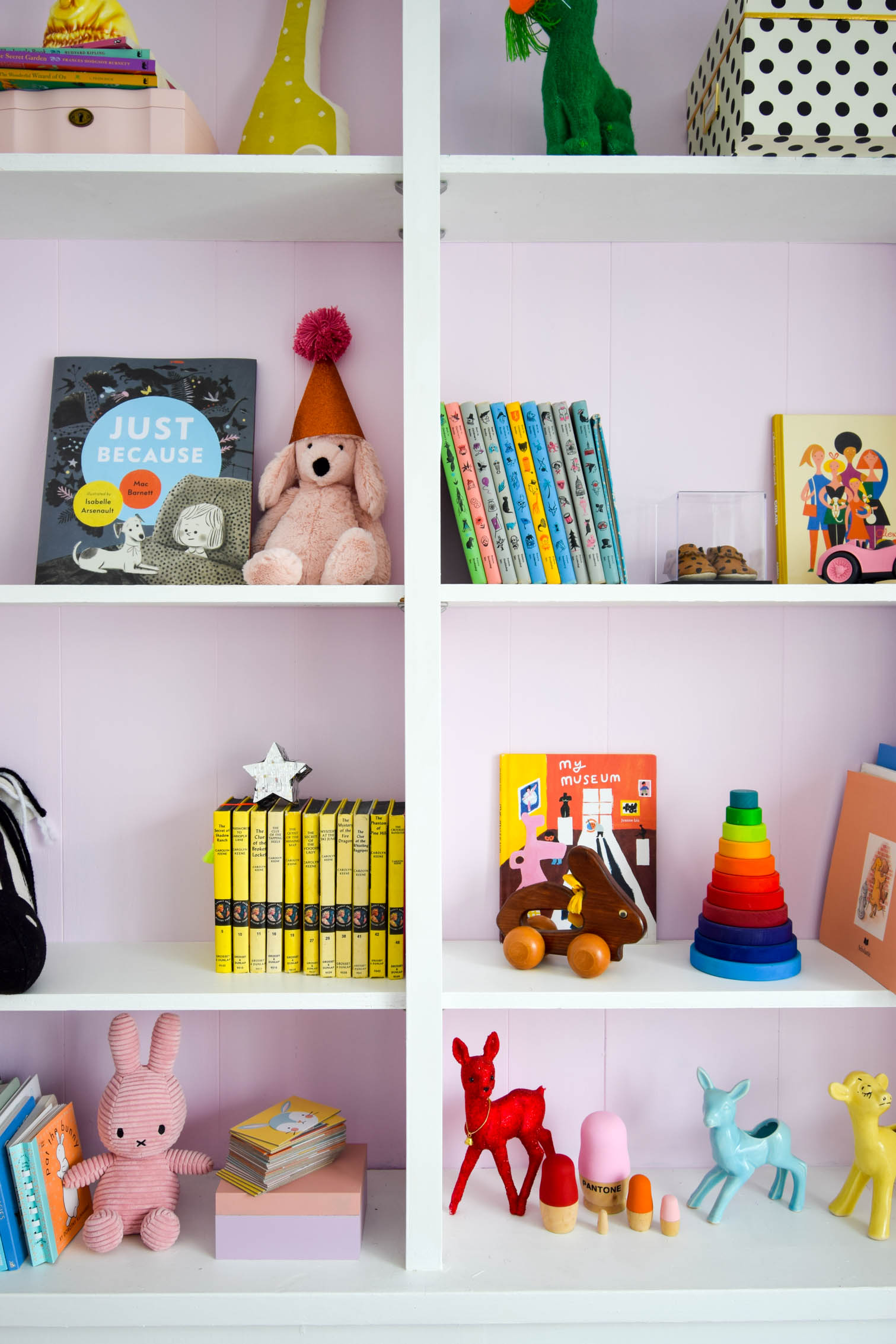 My tried and tested nursery bookshelf styling tips are easy to do, and will make any space look playful and expertly designed.