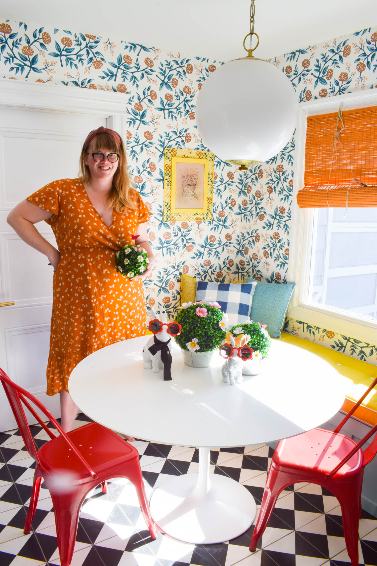 Make an Easy spring floral centrepiece using classic boxwood and silk flowers. Mod style with modern vibes. Don't forget the bunnies with sunnies!