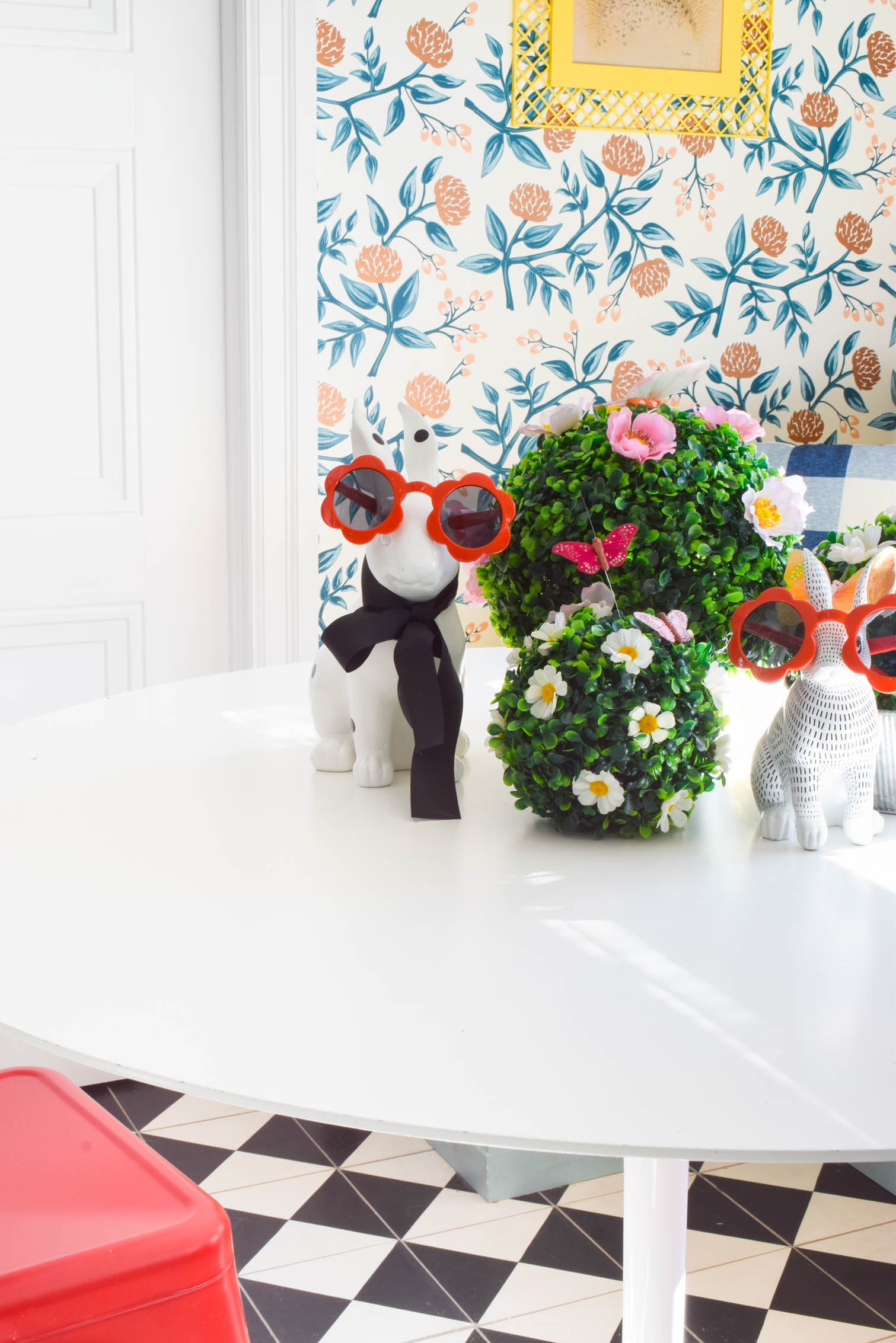 Make an Easy spring floral centrepiece using classic boxwood and silk flowers. Mod style with modern vibes. Don't forget the bunnies with sunnies!