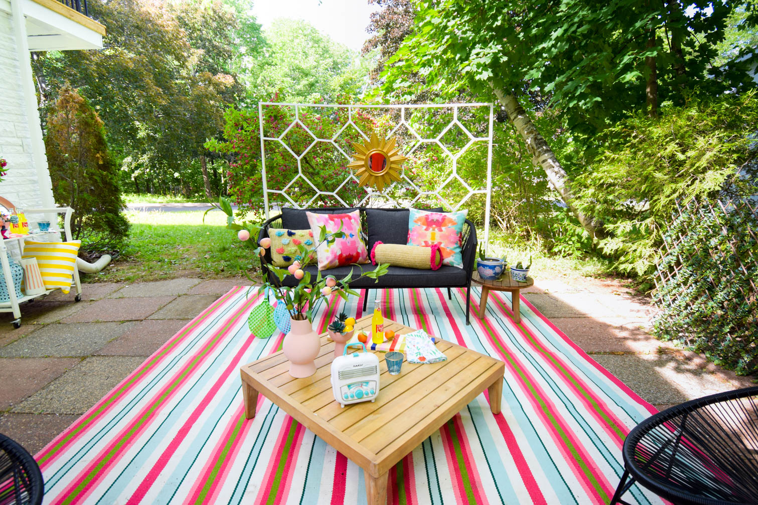 Looking for cohesive and polished ways to bring the color? I've got you covered when it comes to easy colourful patio ideas this summer. Everything from color palettes to sources, neutrals and more!