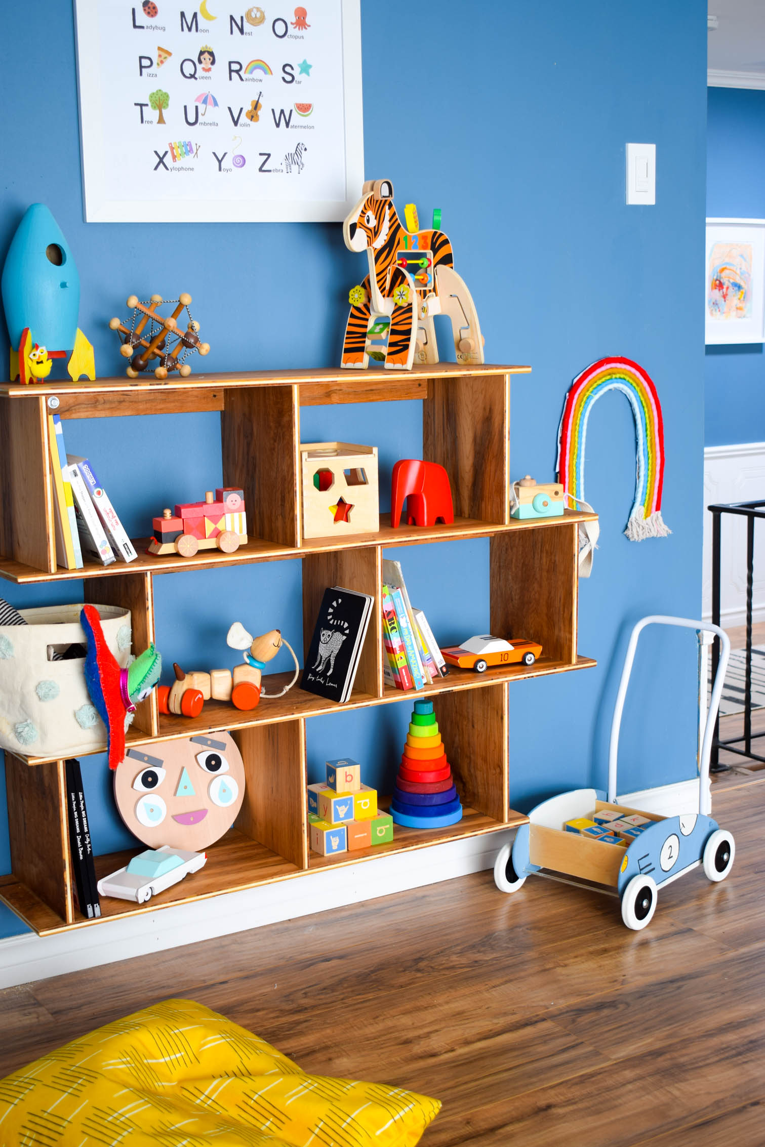 Embrace the Montessori method with an easy to access toy set-up for your kid & marry your decor style, with this DIY Mid Century Modern Montessori Toy Shelf. Full build plans and cut list on the blog.