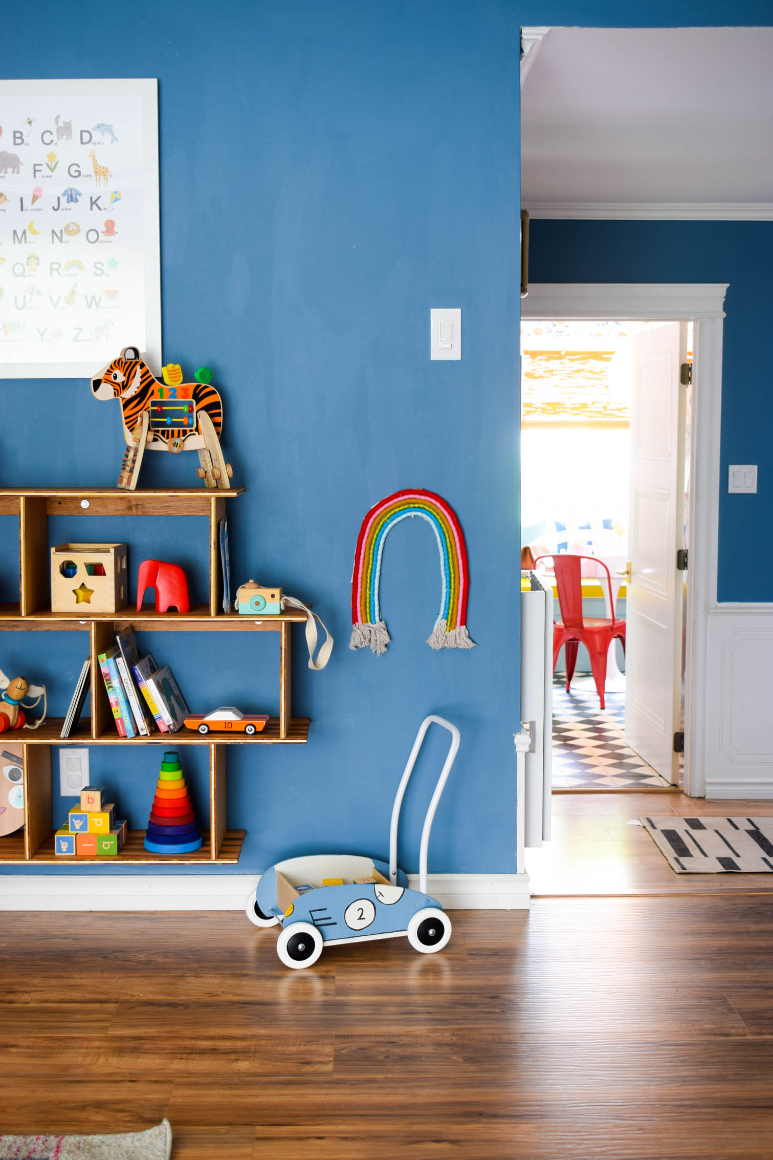 Embrace the Montessori method with an easy to access toy set-up for your kid & marry your decor style, with this DIY Mid Century Modern Montessori Toy Shelf. Full build plans and cut list on the blog.