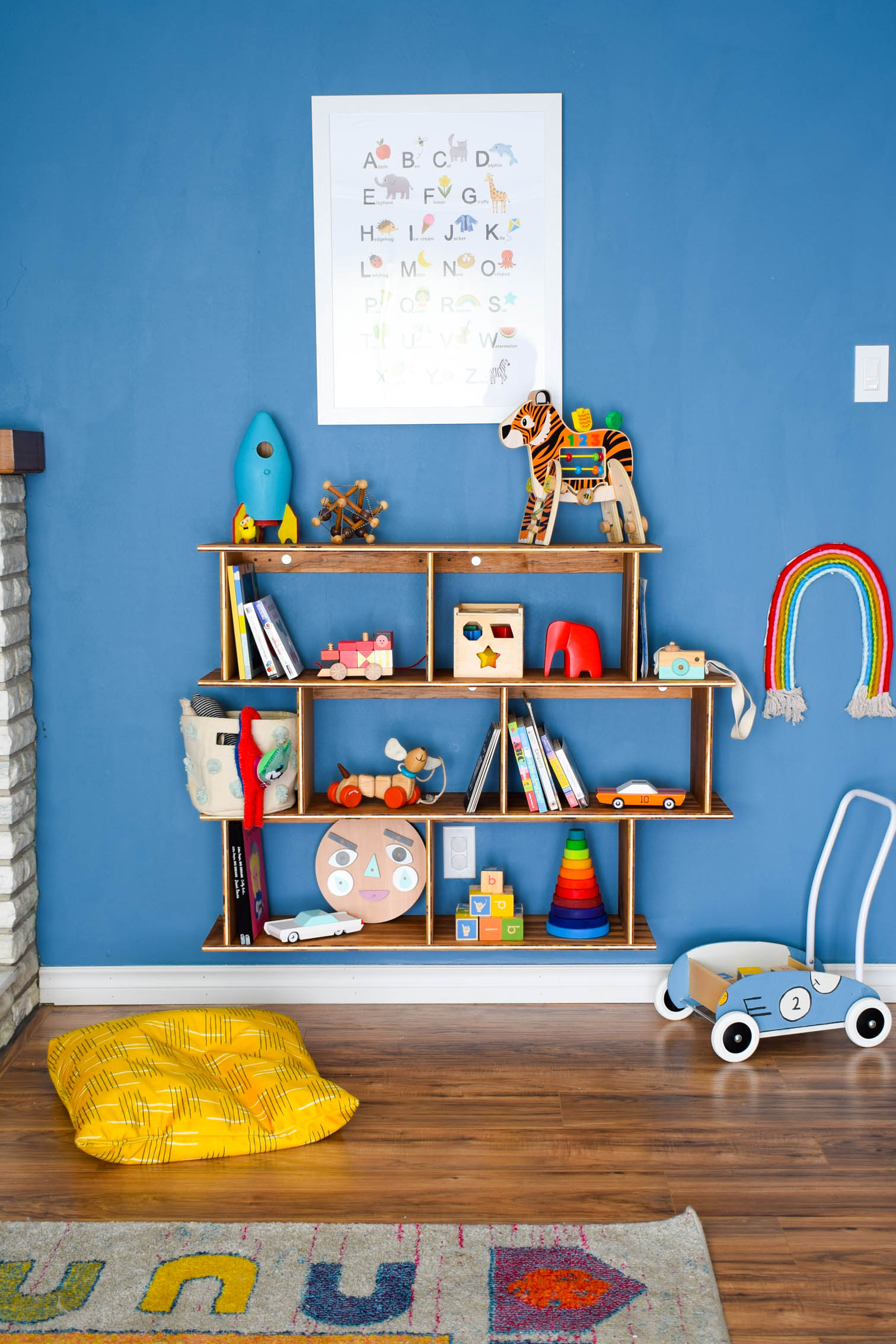 Embrace the Montessori method with an easy to access toy set-up for your kid & marry your decor style, with this DIY Mid Century Modern Montessori Toy Shelf. Full build plans and cut list on the blog.